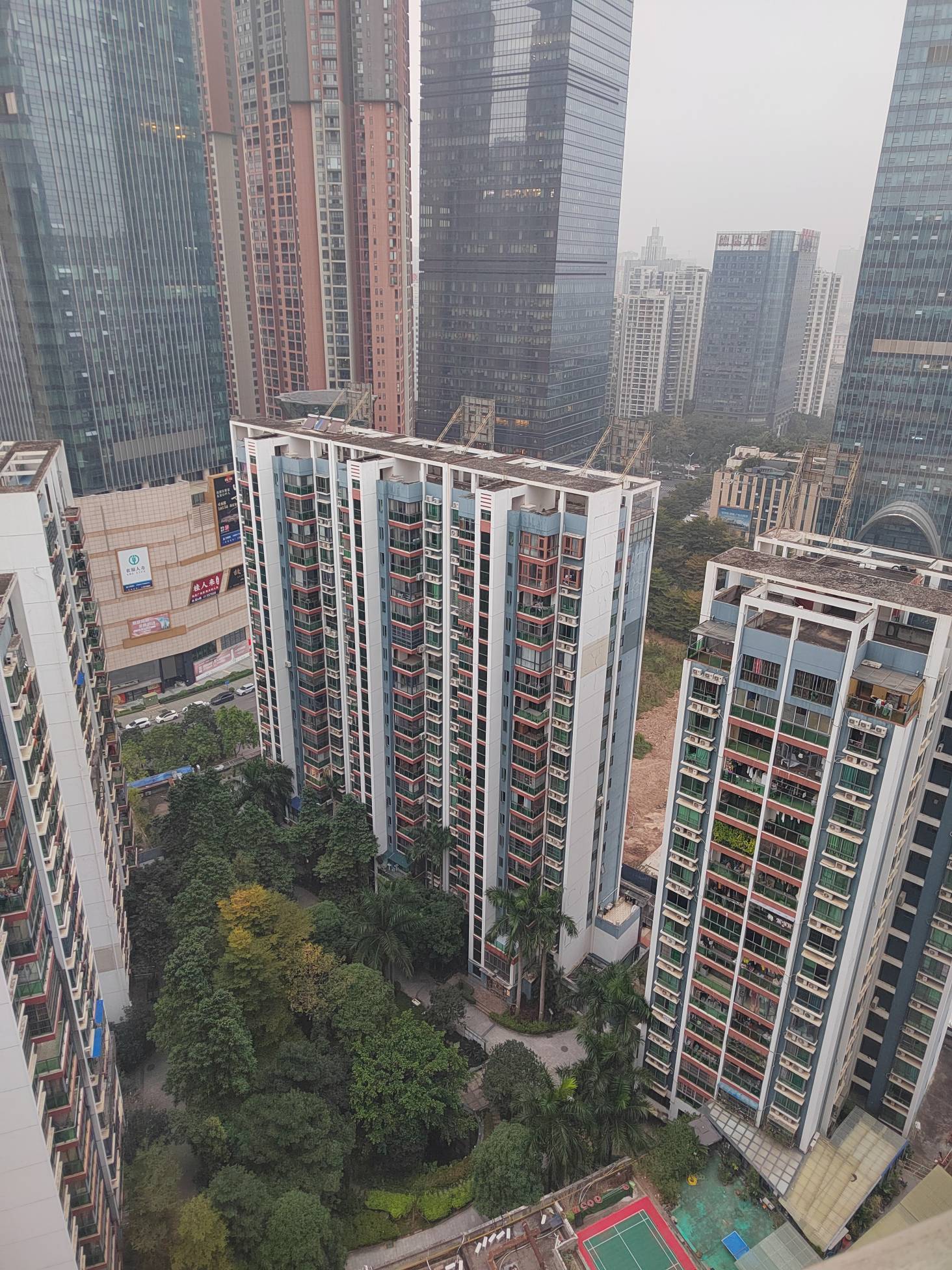 下去买包烟，看到别人上班热热闹闹的，想想自己已经10年没上过班了，已经忘了上班是什42 / 作者:澳村还我奔驰E / 