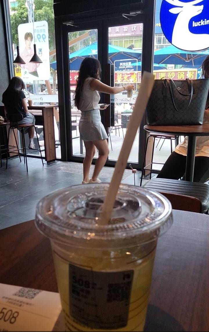 这两天吃喝就花了110毛，感觉自己有点过分了，赚钱真的不容易啊，现在鲁个10毛都要找33 / 作者:君子之交淡如水 / 