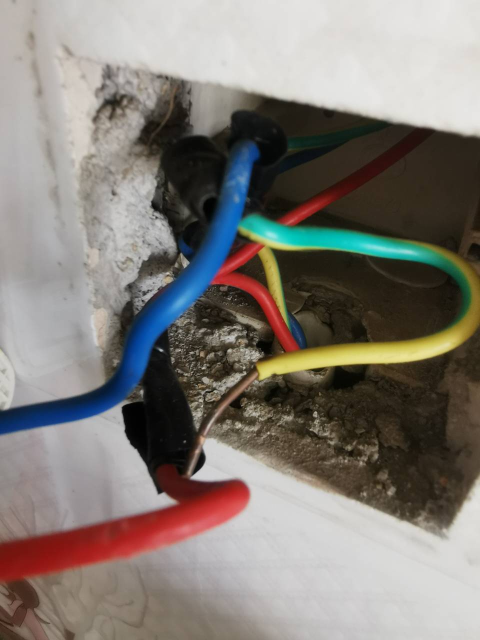 这个 红、蓝、还有这个黄不黄花不花的，到底哪个是 火，哪个是零，哪个是地啊，查半天77 / 作者:龙飞呀 / 