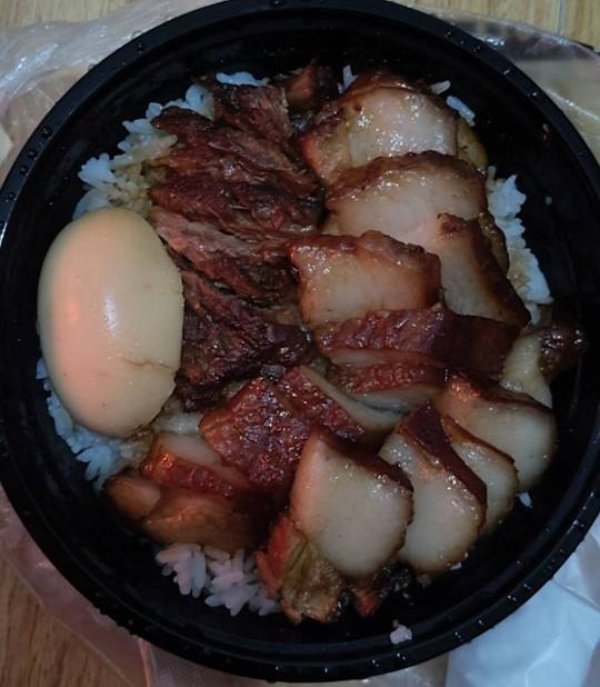 挂壁猪脚饭，老哥们先吃！

8 / 作者:一个小卤蛋 / 