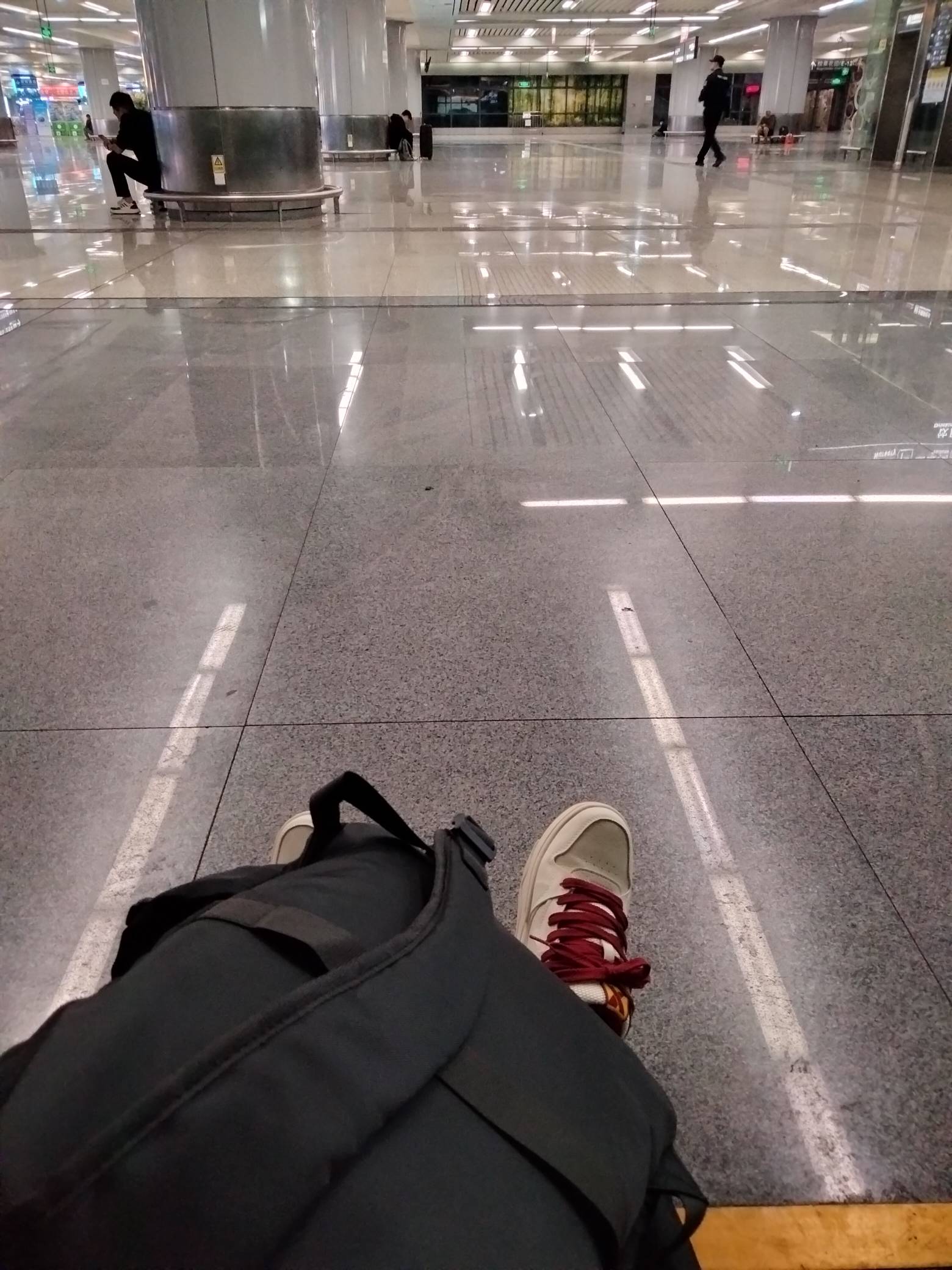 离职3天了，在深圳北站坐着发呆，身上有16500毛，还有2100毛工资下个月10号发，但还是10 / 作者:君子之交淡如水 / 