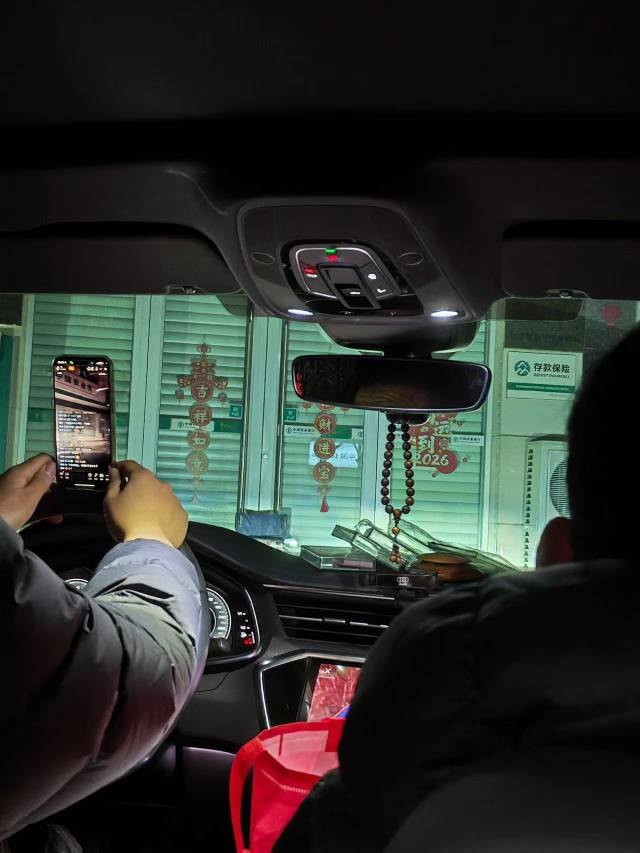 大家别睡了，起来银行门口排队了，不然好号码被别人拿走了。

80 / 作者:情有独钟。 / 