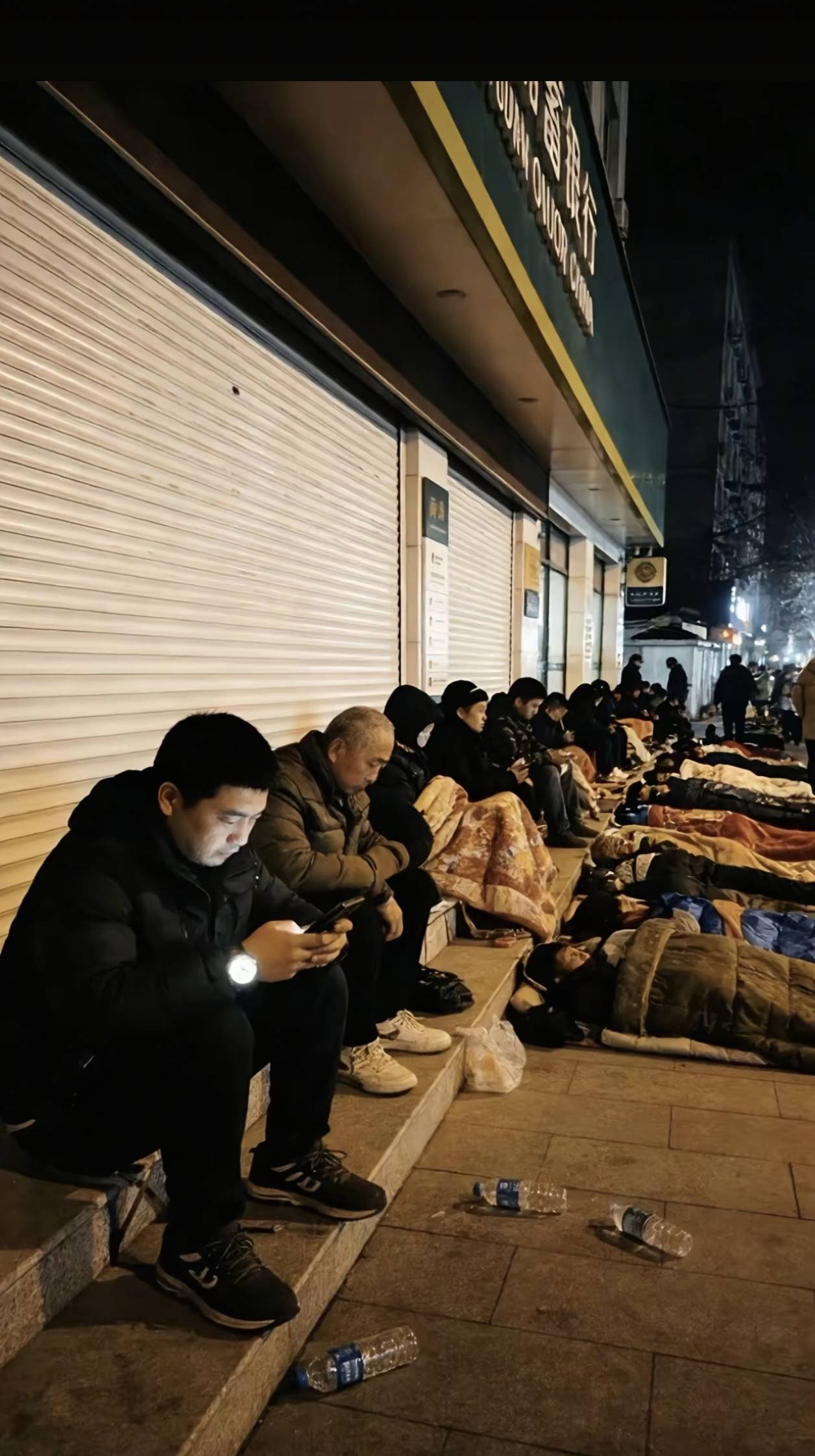 起晚了，队伍都排这么长了，挂壁仔真抗冻

10 / 作者:泾县美食节 / 