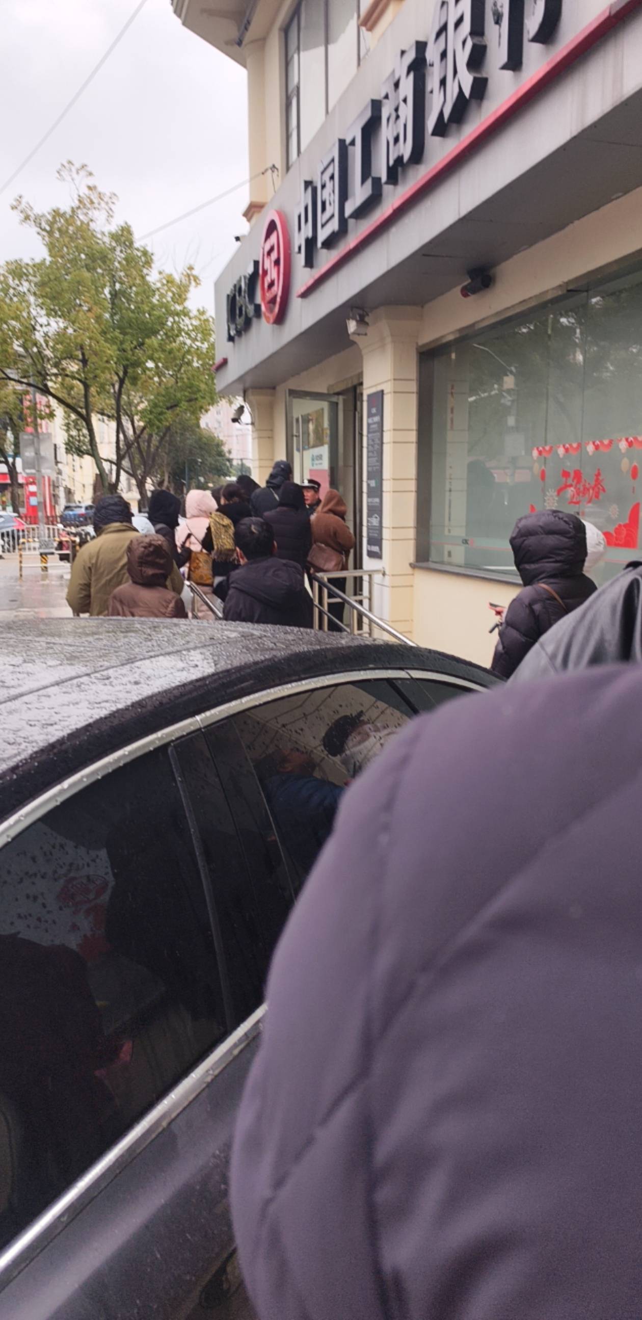 上海下雪了，排队了，旁边邮政一堆人，工商少点，钞在菊园，币在安亭，真麻烦，唉，好36 / 作者:昨日过往 / 