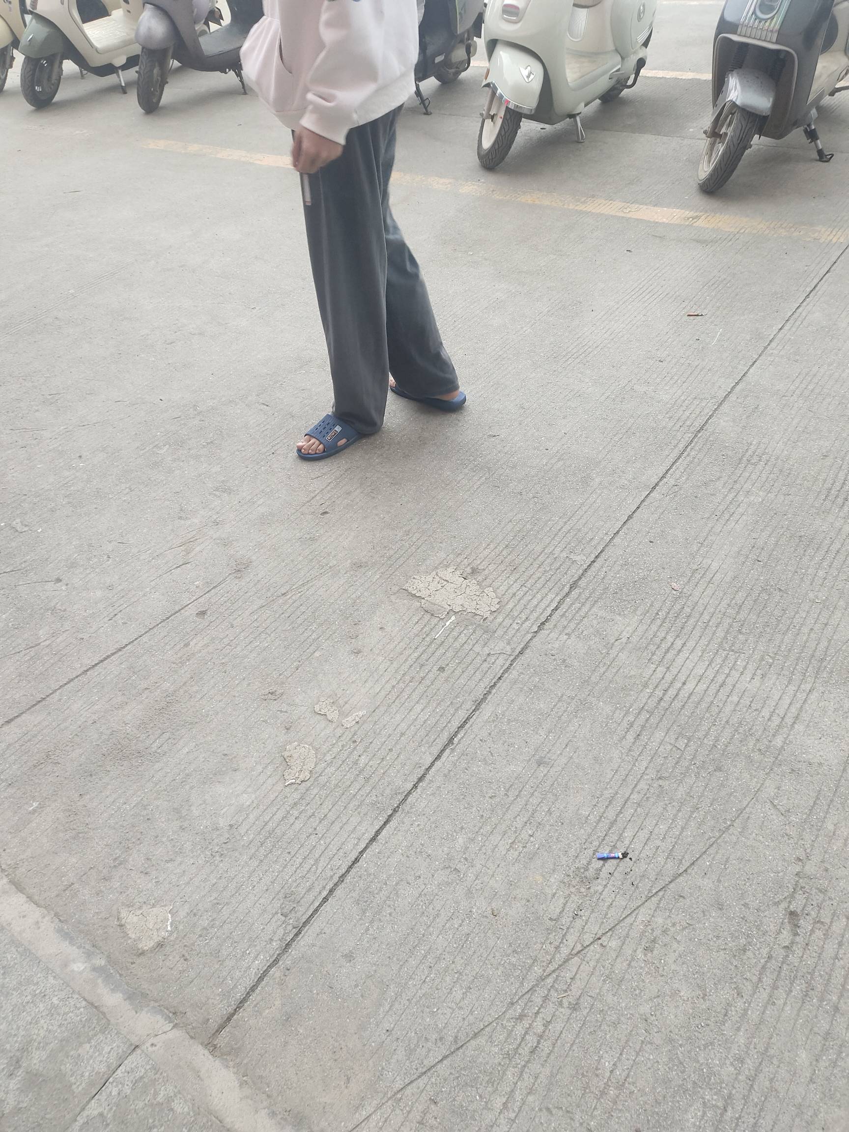 这才是正经排队挂壁老哥。

38 / 作者:要辩难辩 / 