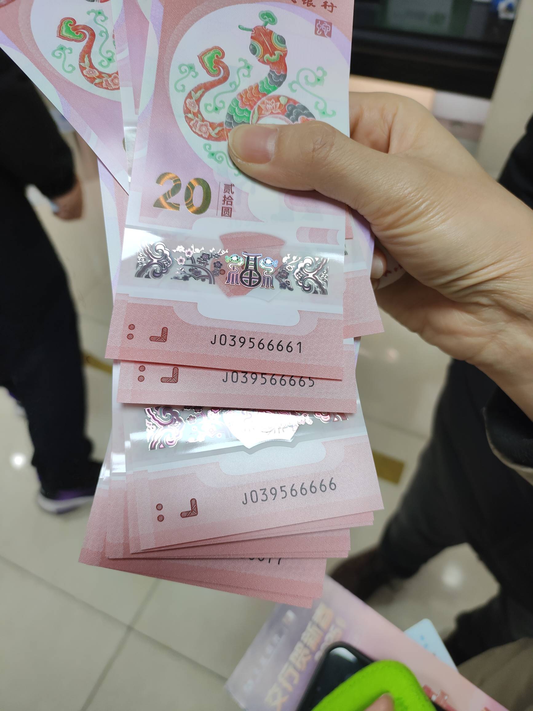 这T中行领的跑到邮储门口有个黄牛说900收，能卖吗，

63 / 作者:无缘无故的人 / 