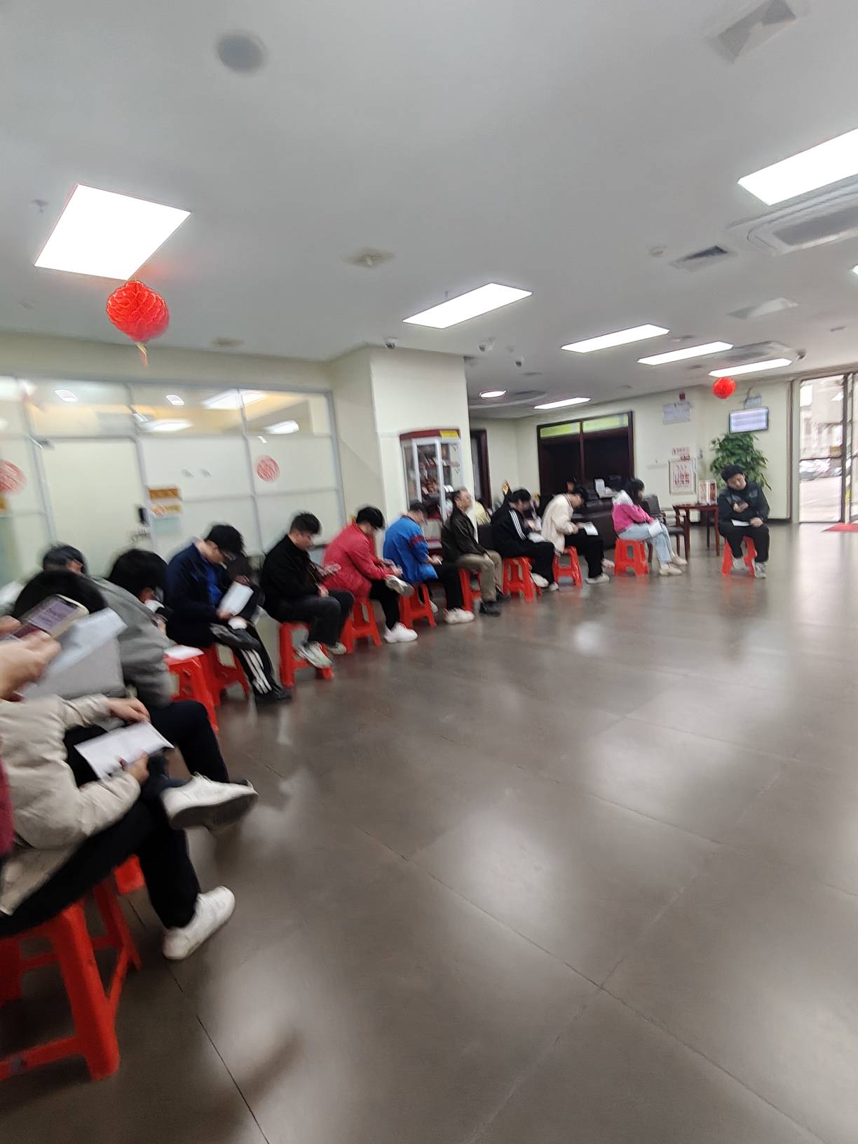 网点人真多

82 / 作者:哦来咯女 / 