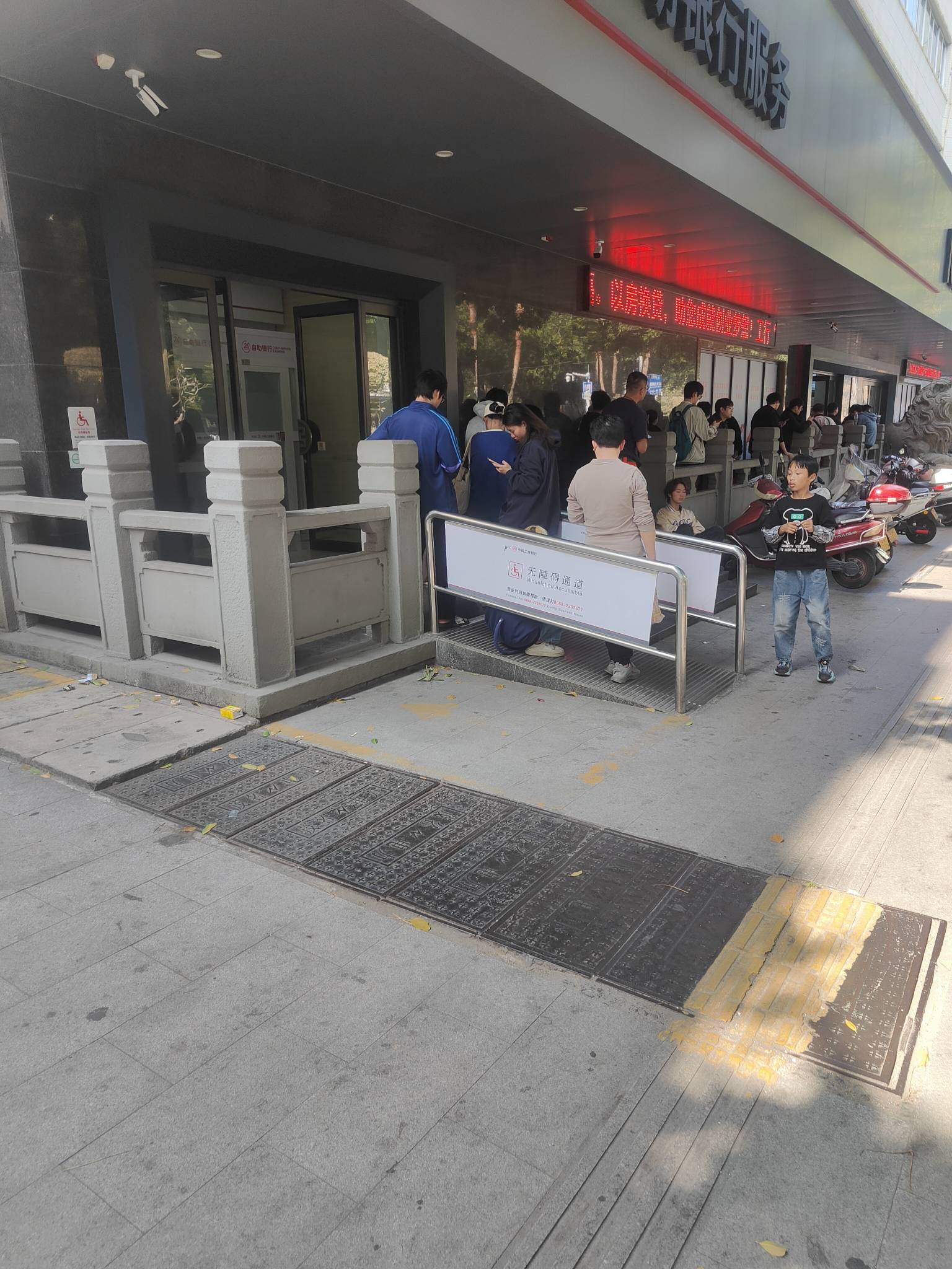 路过一家银行是不是全是老哥

67 / 作者:冰晶你你你 / 