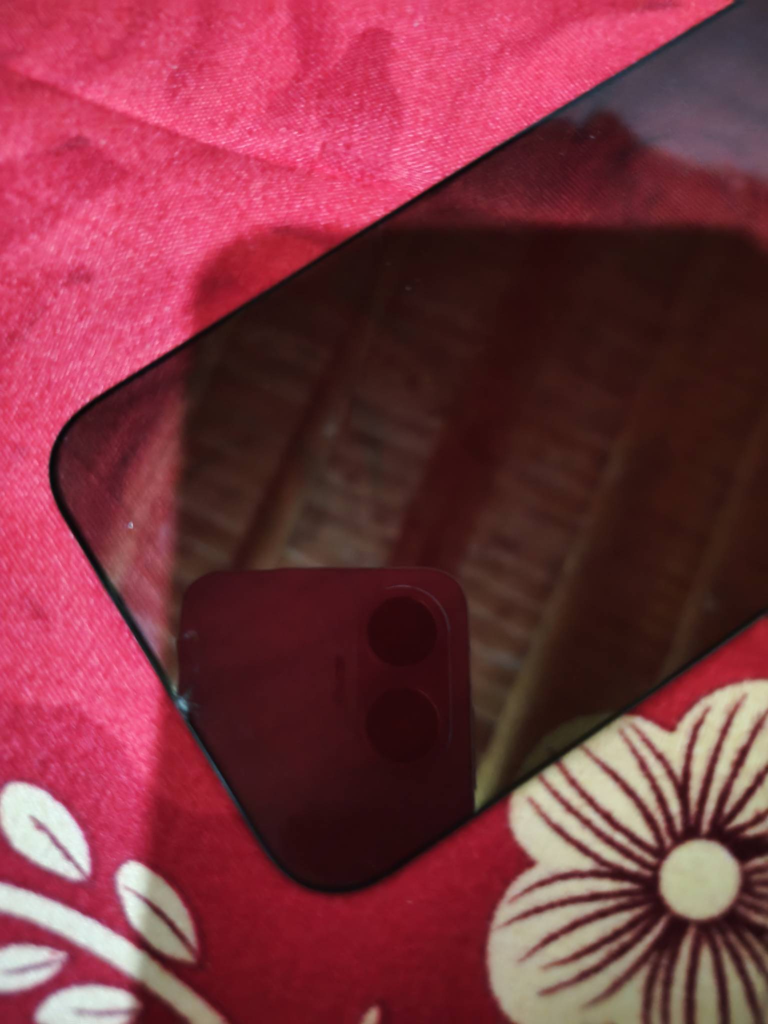 这苹果贴的膜太脆了，被手机碰了一下就裂开了，还好屏幕没坏，你们贴不贴膜？


53 / 作者:几度梦回大唐☃︎ / 