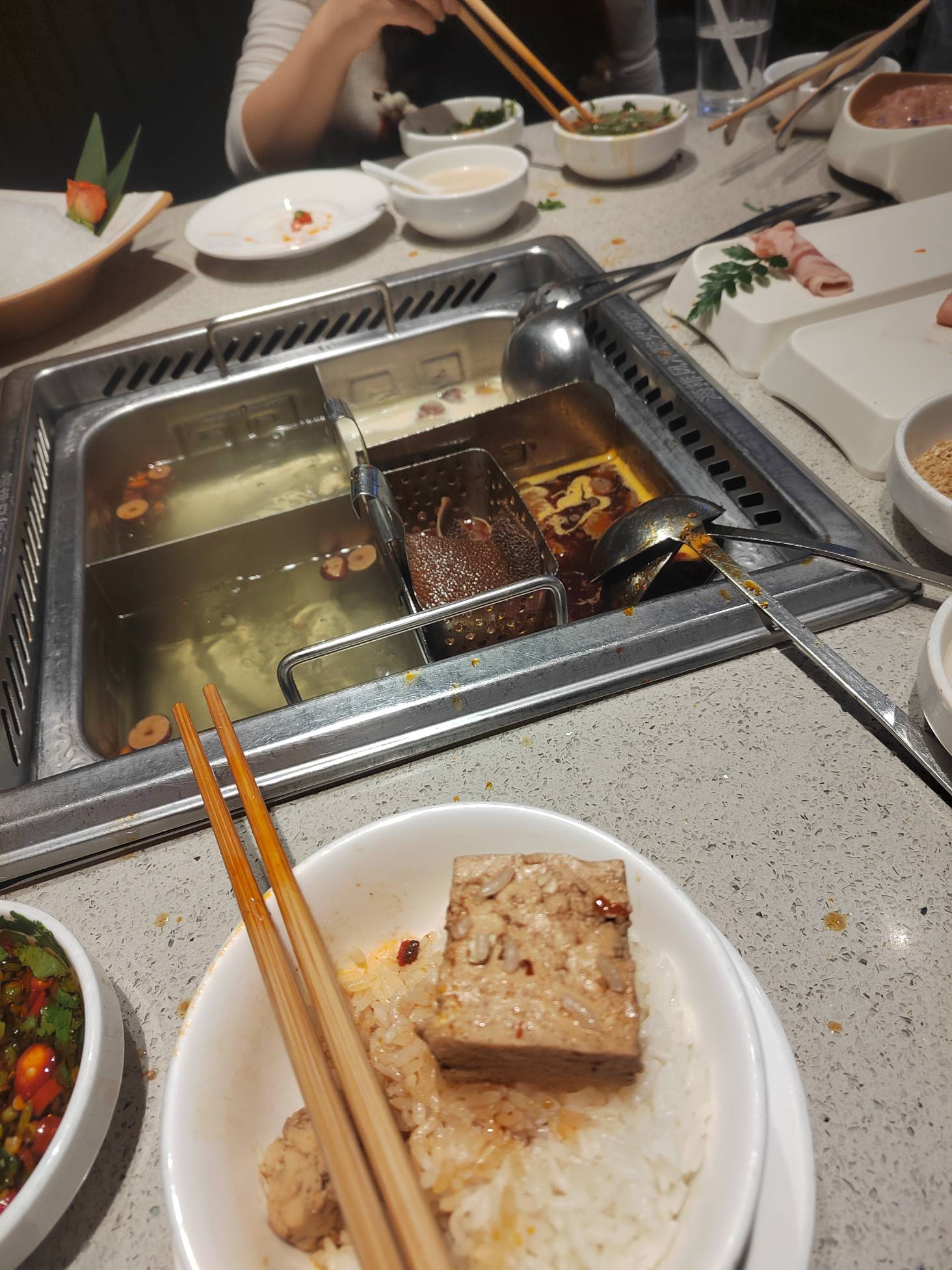 老哥们，又约妹子来吃海底捞了，晚上美滋滋，好起来的感觉太舒服了，明天直接出发拱北47 / 作者:澳村还我奔驰E / 