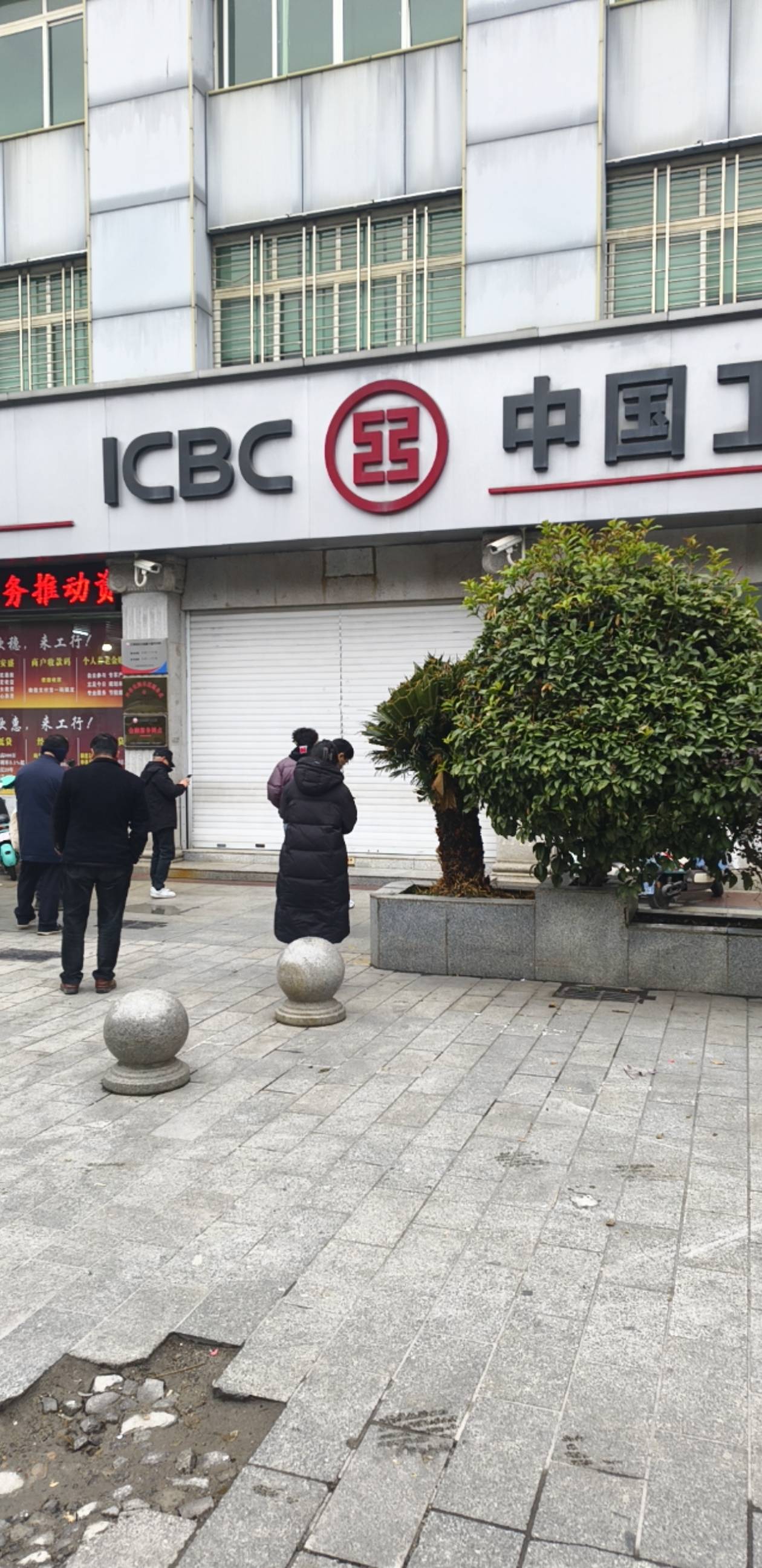 就这几个排队的，✘

50 / 作者:逼两拳皇 / 