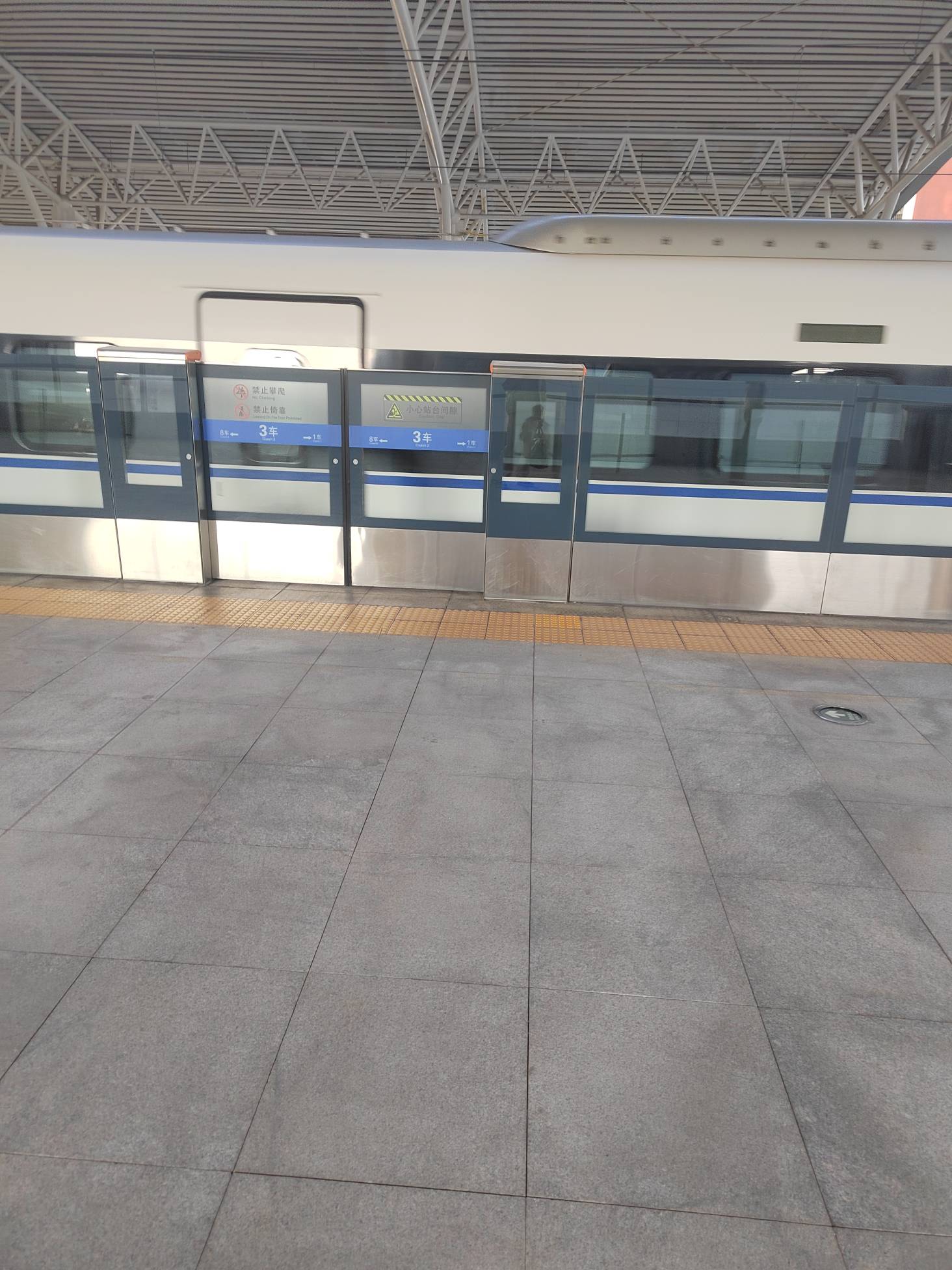 马超我昨天就说了，就第一天热度高有个三四百润，今天200多都没渠道出了，过两天都不93 / 作者:澳村还我奔驰E / 