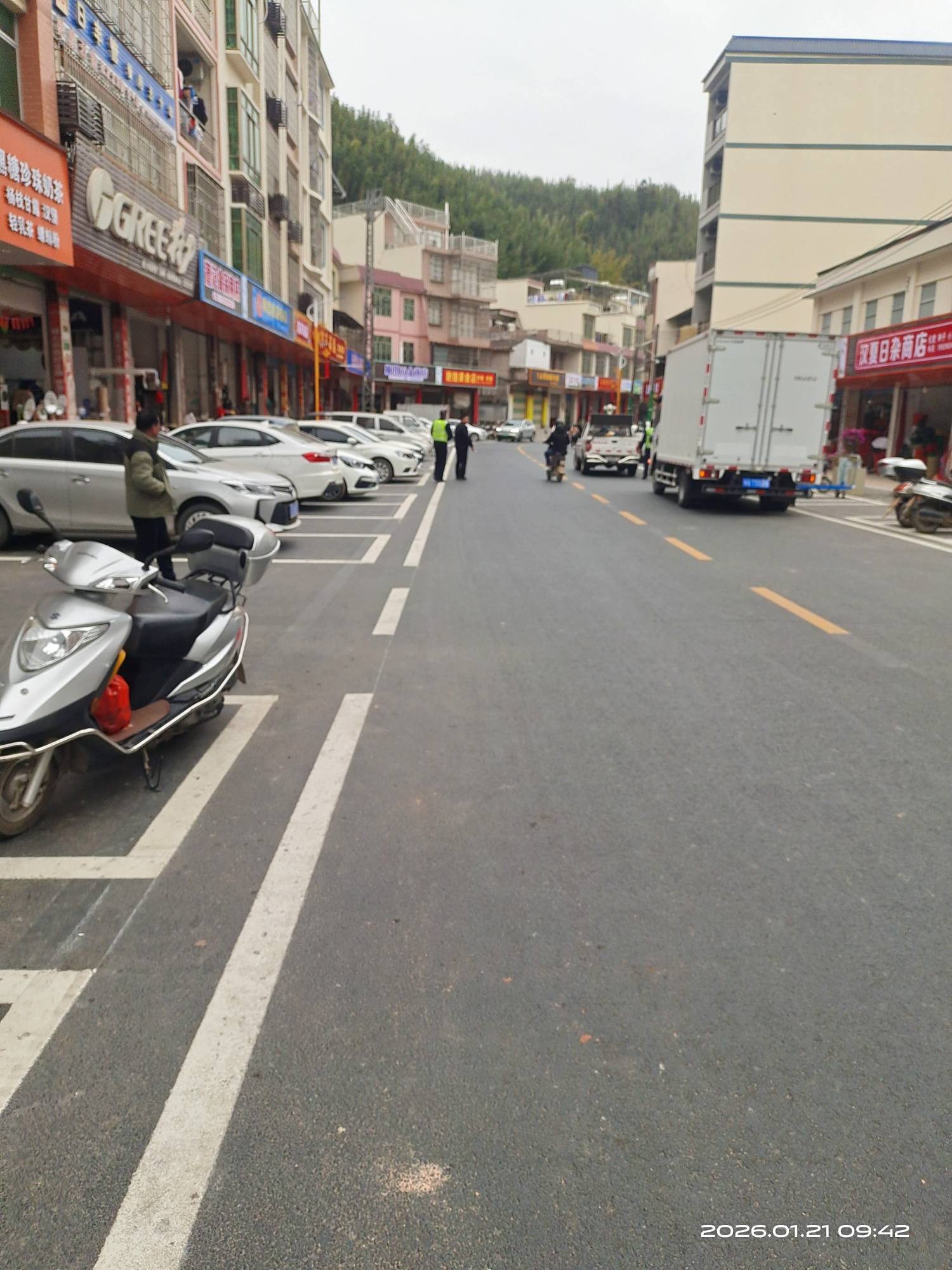 这几天我老家查车太严了100米就有一台警车和环卫工人，大街扫的一尘不染，房子外面没52 / 作者:挂壁哥 / 