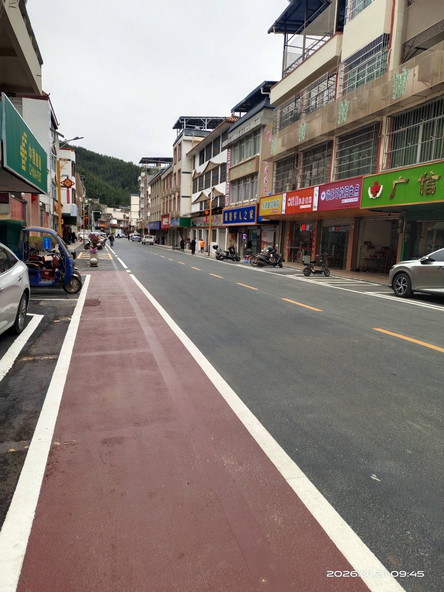 这几天我老家查车太严了100米就有一台警车和环卫工人，大街扫的一尘不染，房子外面没83 / 作者:挂壁哥 / 