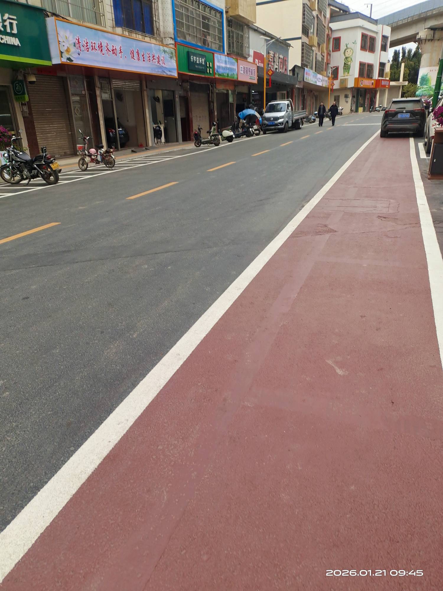 这几天我老家查车太严了100米就有一台警车和环卫工人，大街扫的一尘不染，房子外面没71 / 作者:挂壁哥 / 