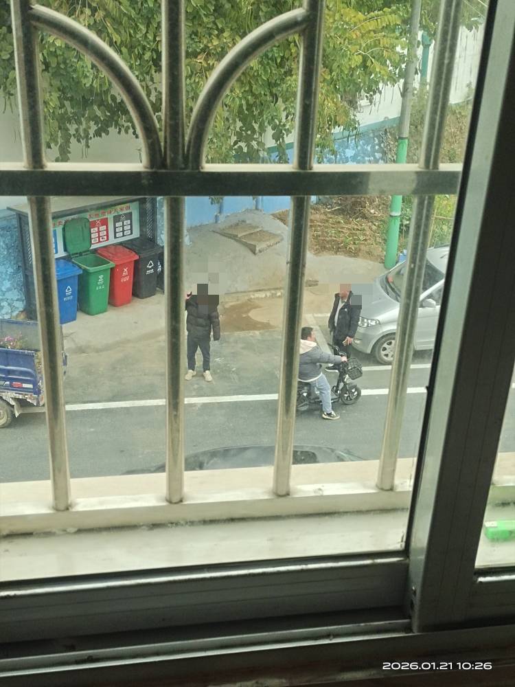 电动车没牌加不戴头盔马上被逮到了，应该该是要有大领导来验收，半年时间以来，公路、33 / 作者:挂壁哥 / 