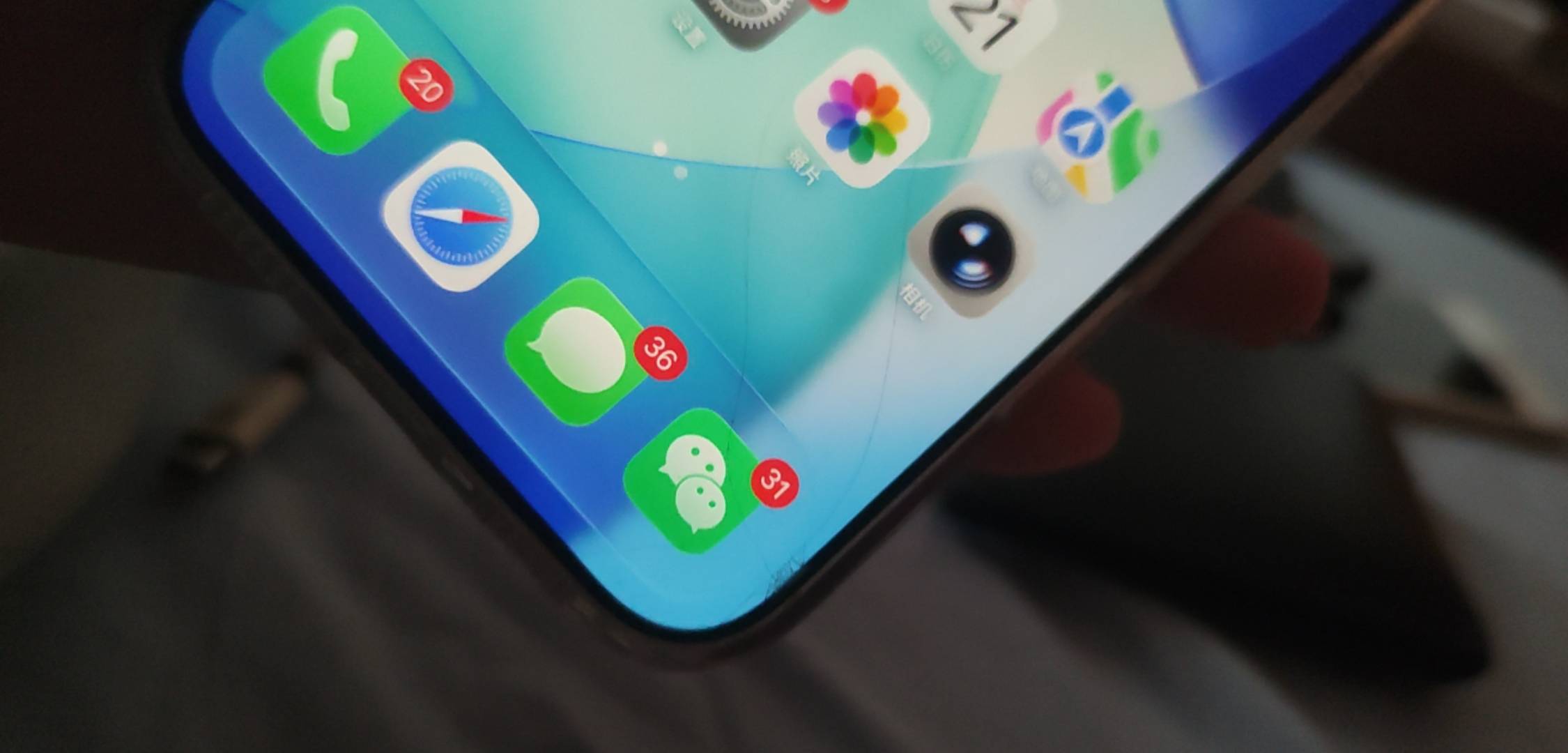 手机贴膜还是有必要的，刚刚直接屏幕朝下砸在路上正好有一粒沙子 钢化膜裂了，屏幕没95 / 作者:木子辰 / 