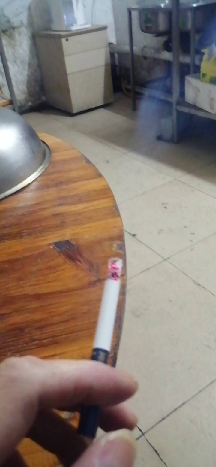 老哥有没有毛，厨房抽烟，闲得慌

37 / 作者:专业吃席 / 