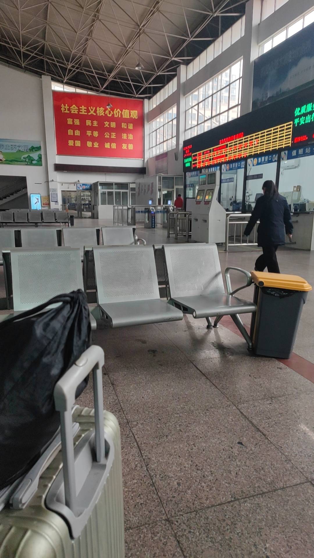 本来说早上回家的，没想到没班车，班车5毛打车要60毛又灰溜溜跑回租房了

7 / 作者:心态放青葱9 / 