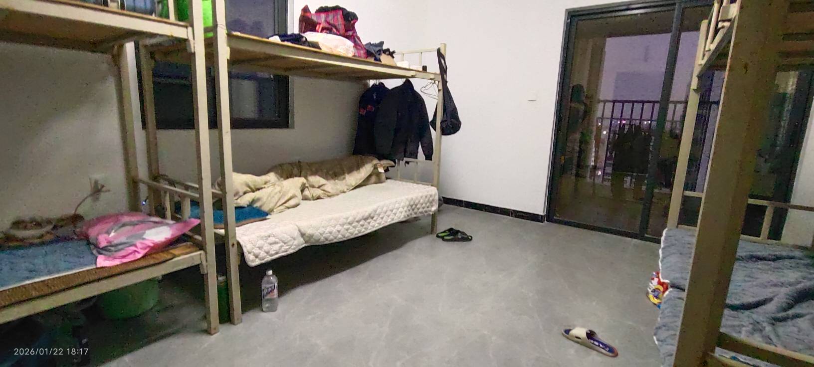 住宿挂壁保安宿舍了

81 / 作者:扛不住了老哥们 / 