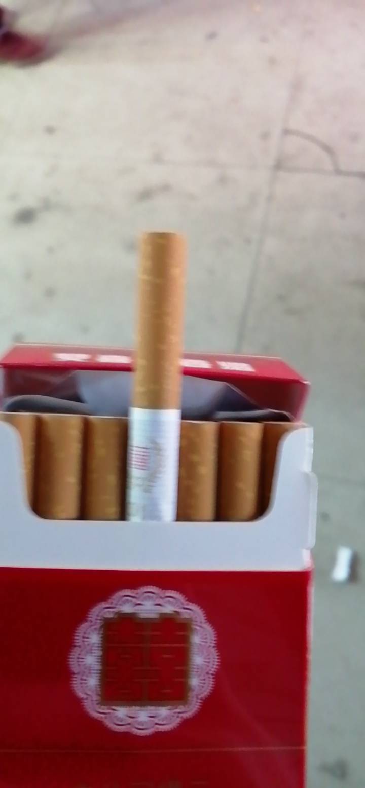 500块还有十天不知道能不能坚持到1日发工资，只能抽便宜的烟了

72 / 作者:专业吃席 / 