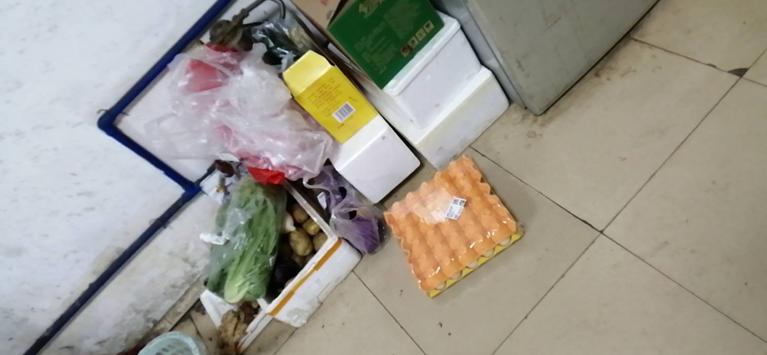 晚上有青菜还有鸡蛋，宵夜跟另一个商量吃什么

53 / 作者:专业吃席 / 