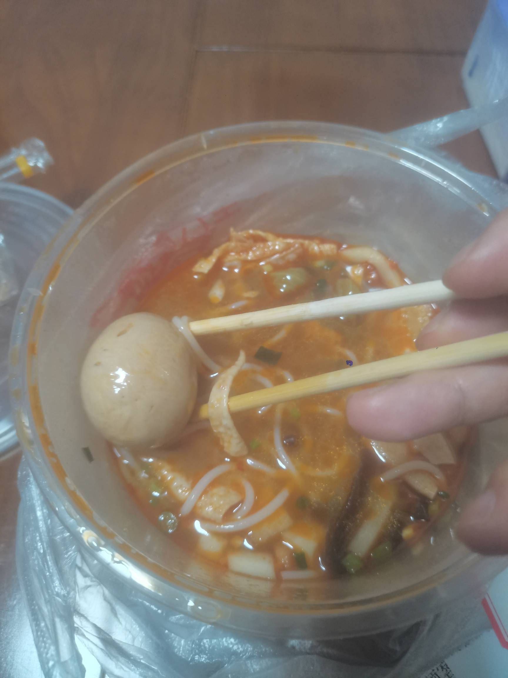 要老板送点香菜，没看到香菜意外发现个卤蛋就说了句生意兴隆，大吉大利


71 / 作者:小目标。 / 