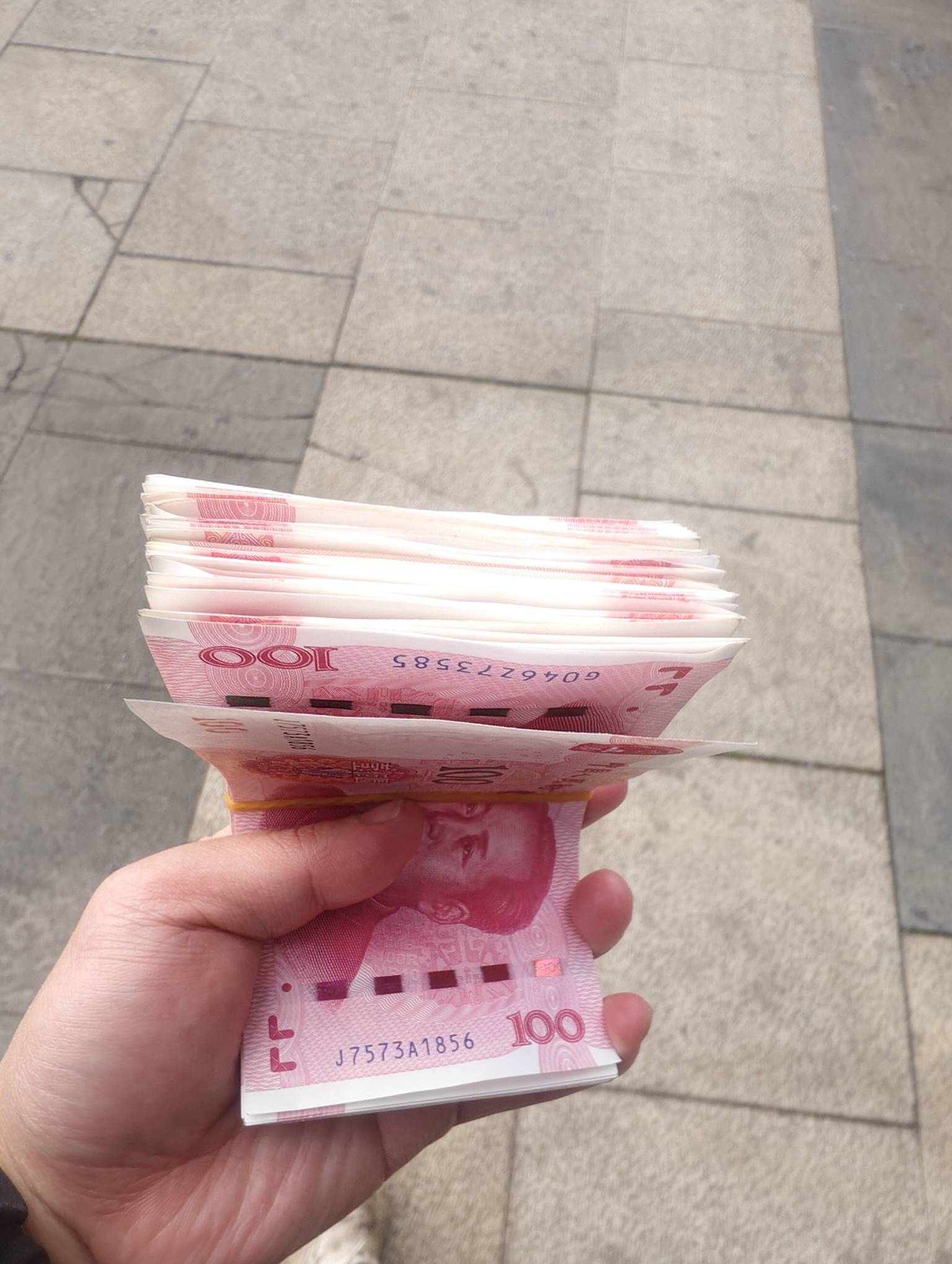 哪位老哥手里有现金500，能拍个照吗，要现金的。
9 / 作者:辞遇 / 