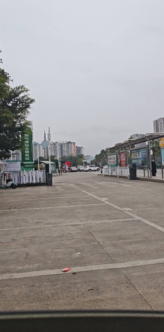 在广西贺州一个小城市，看见几个摩托佬，现在外面-3度，还在外面找客人。
看起来不老59 / 作者:林星瑶 / 