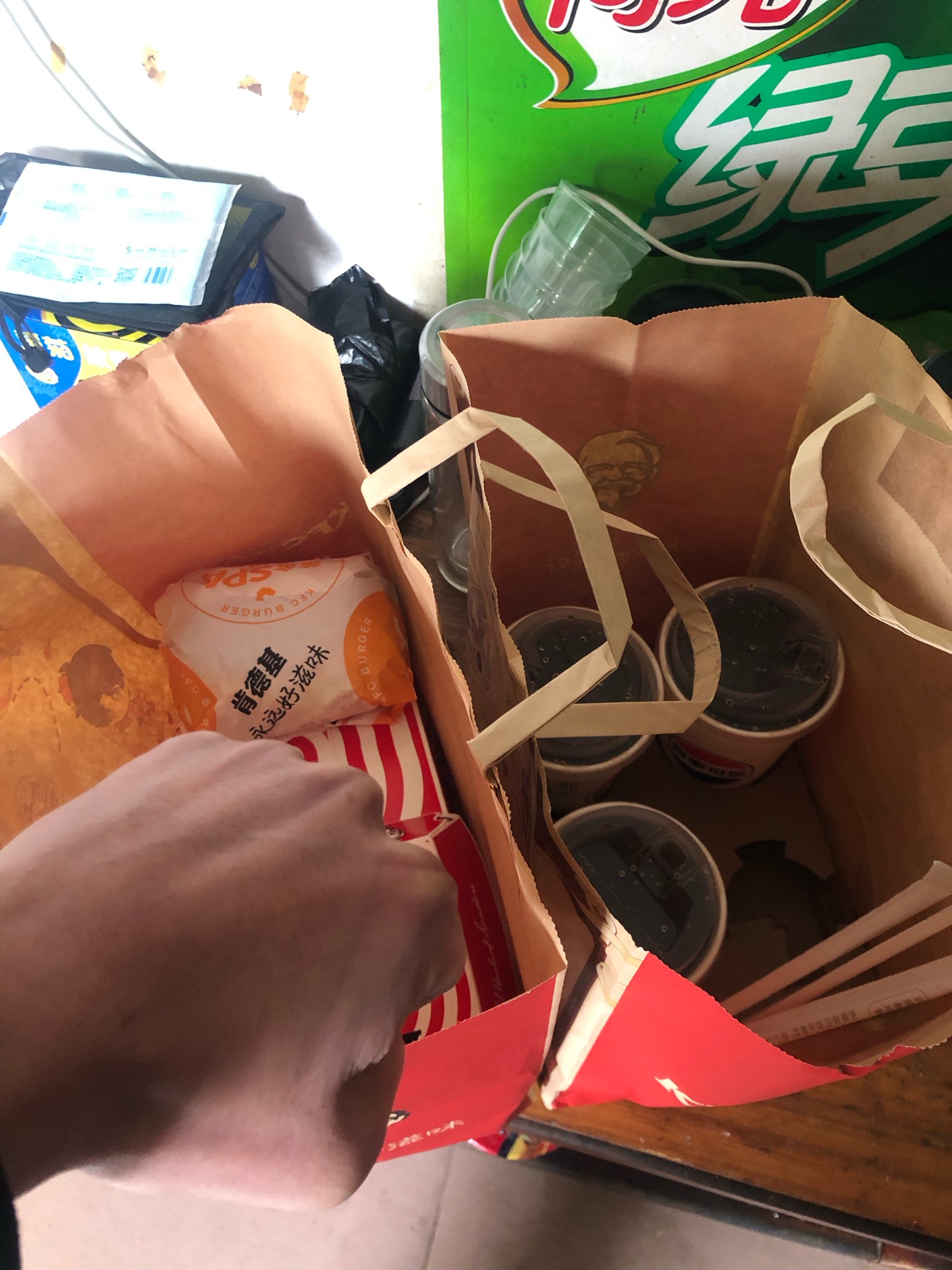 肯德基吃上美滋滋，晚上还有一单，还是那句话，搞了不一定有，不搞肯定没！


89 / 作者:区委叔记 / 