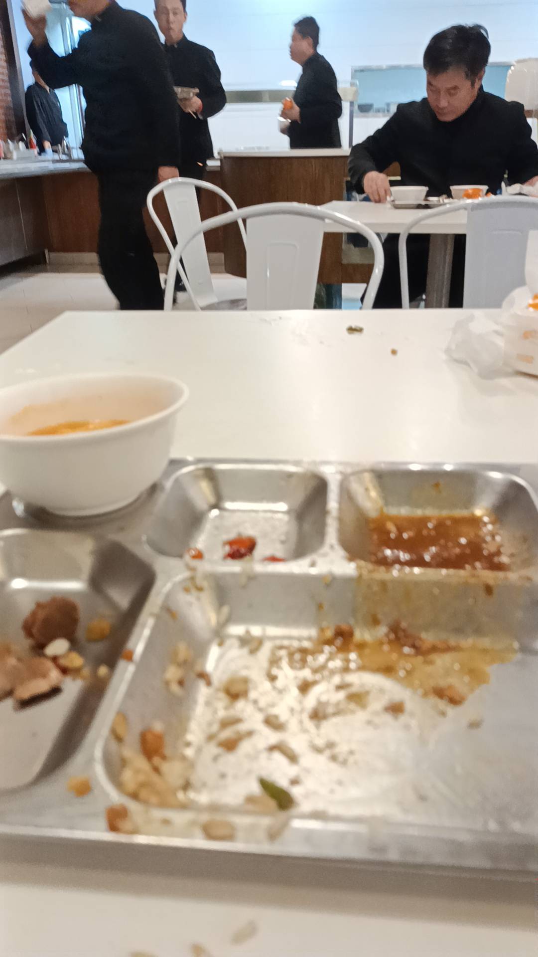 老哥们，今天在上海W酒店做日结，晚上90桌，苹果公司年会。这个酒店伙食真好，2荤2素11 / 作者:东八区大佬 / 