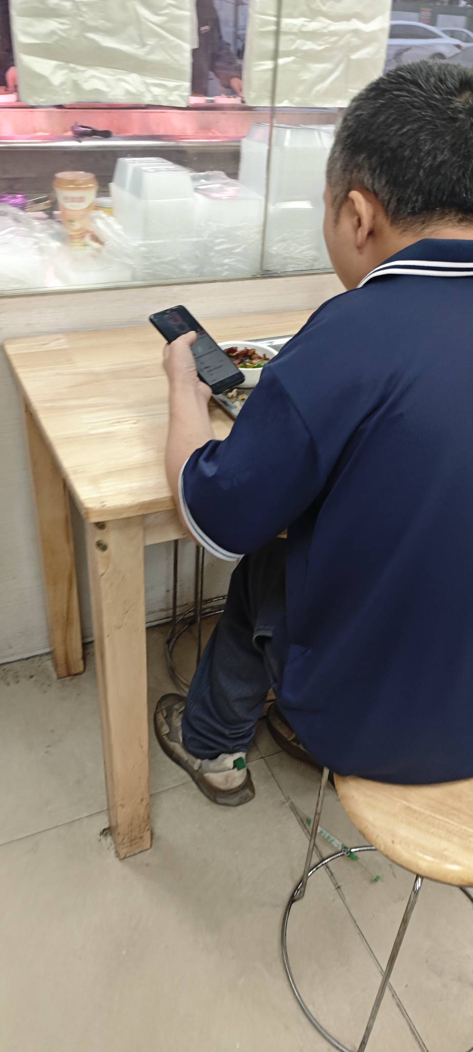 这老头是装的还是真的不怕冷

3 / 作者:卡农豆包 / 