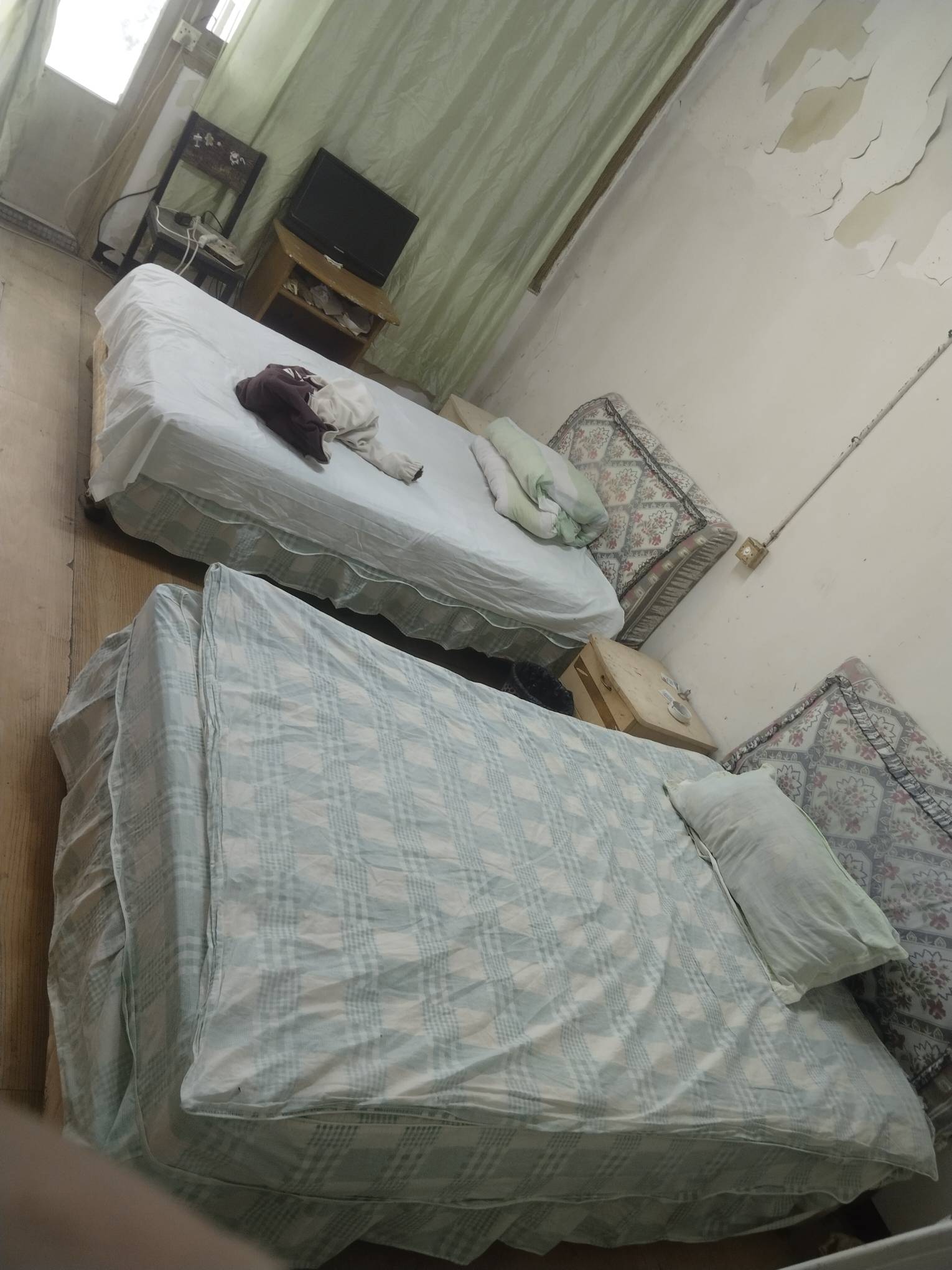 20块钱一天的挂壁房，环境差 但打扫的挺干净的，70多岁的一个老婆婆开的，房租到期了78 / 作者:提莫大王 / 