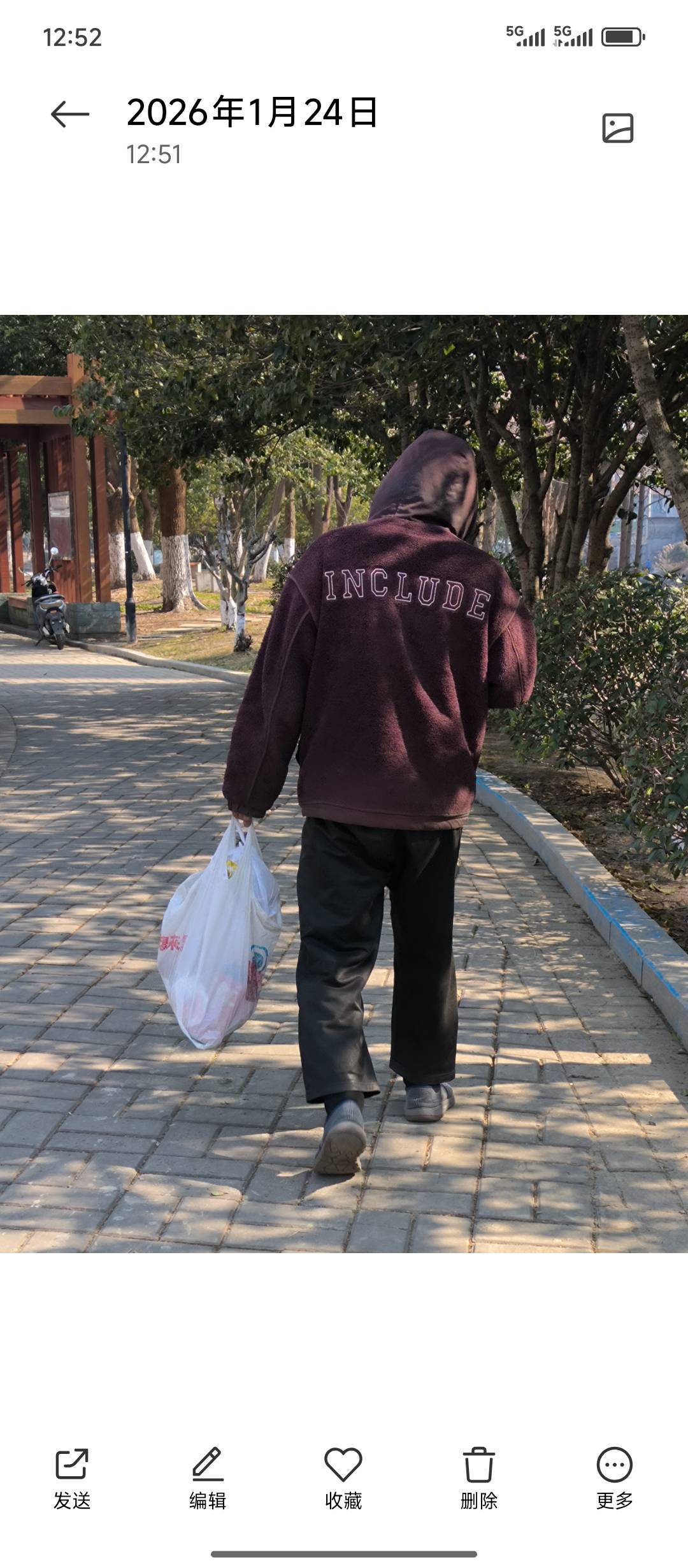 老哥在这公园呆了几个月了，只有一t包浆的衣服油光蹭亮的


99 / 作者:摇摆的苏丹 / 