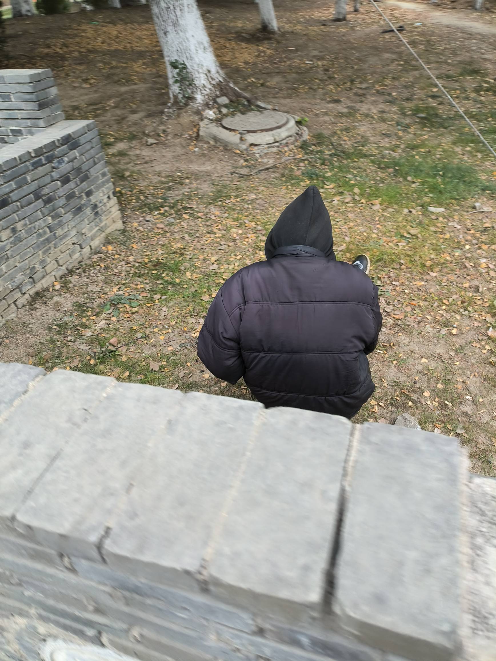 老哥天天坐在这角落里，估计是蹭附近的wifi

26 / 作者:摇摆的苏丹 / 