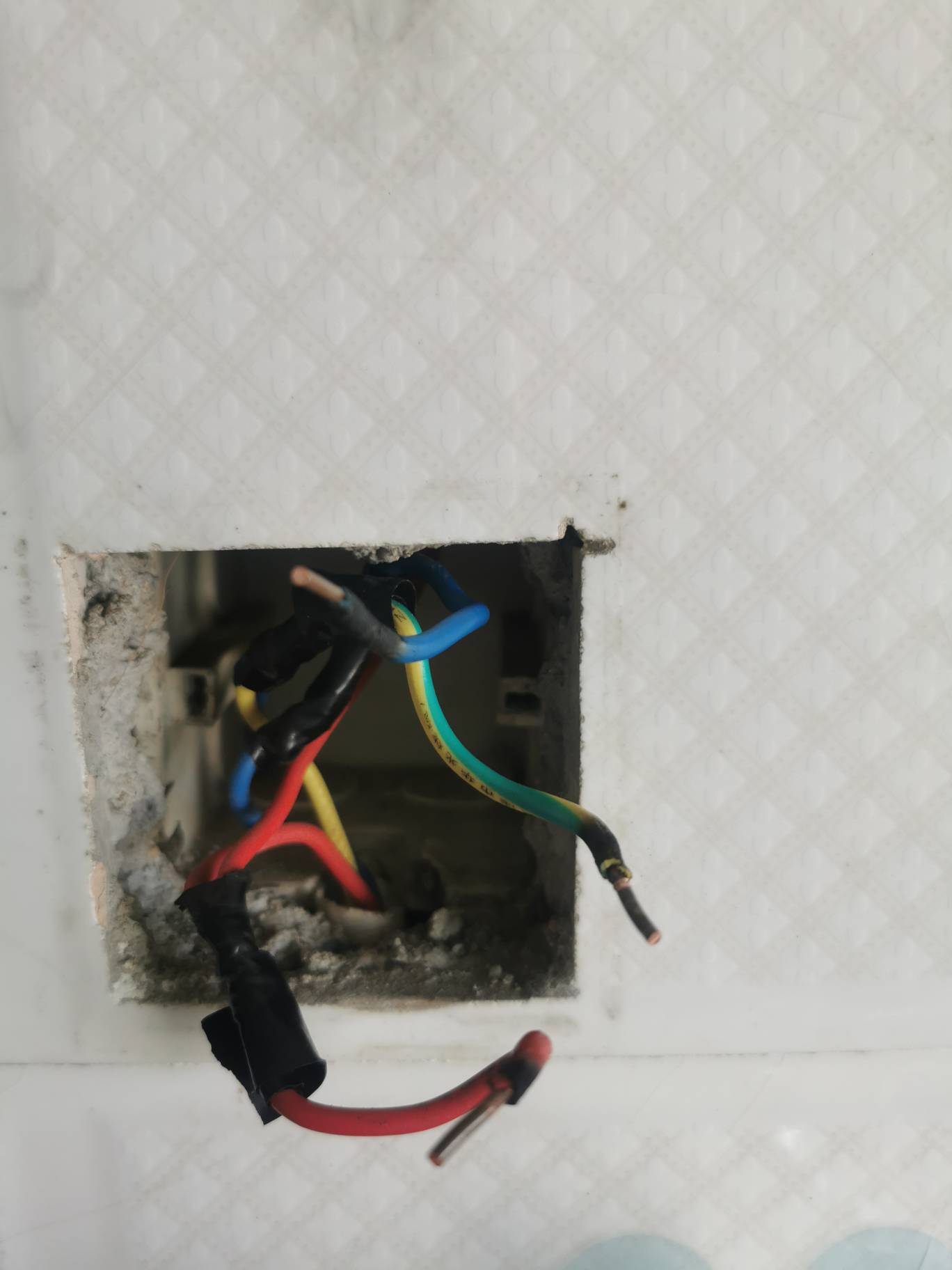 给我整无语了。这玩意儿我弄了快俩礼拜了。还是解决不了。

红色是火线
蓝色是零线
黄4 / 作者:龙飞呀 / 