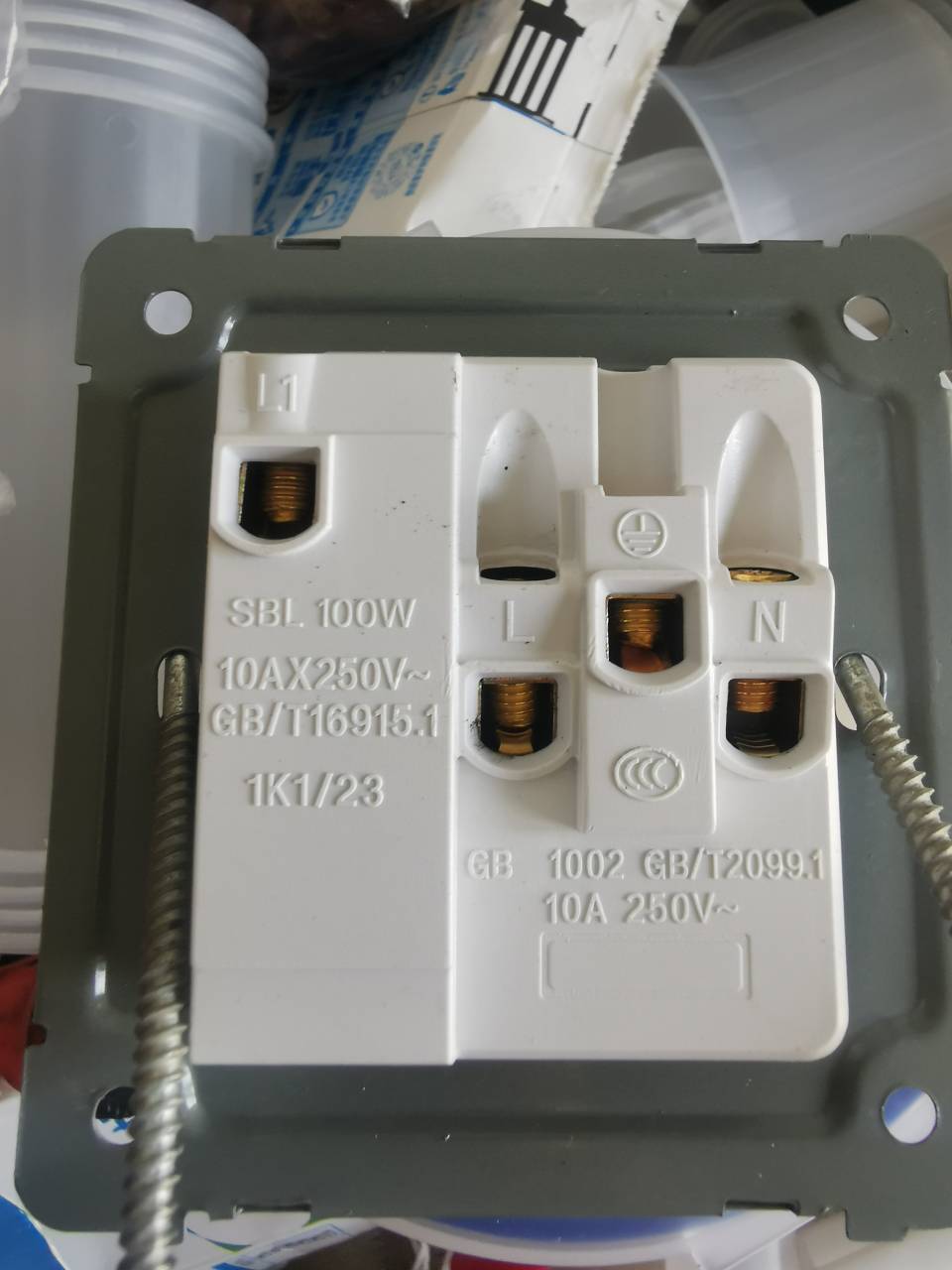 给我整无语了。这玩意儿我弄了快俩礼拜了。还是解决不了。

红色是火线
蓝色是零线
黄28 / 作者:龙飞呀 / 