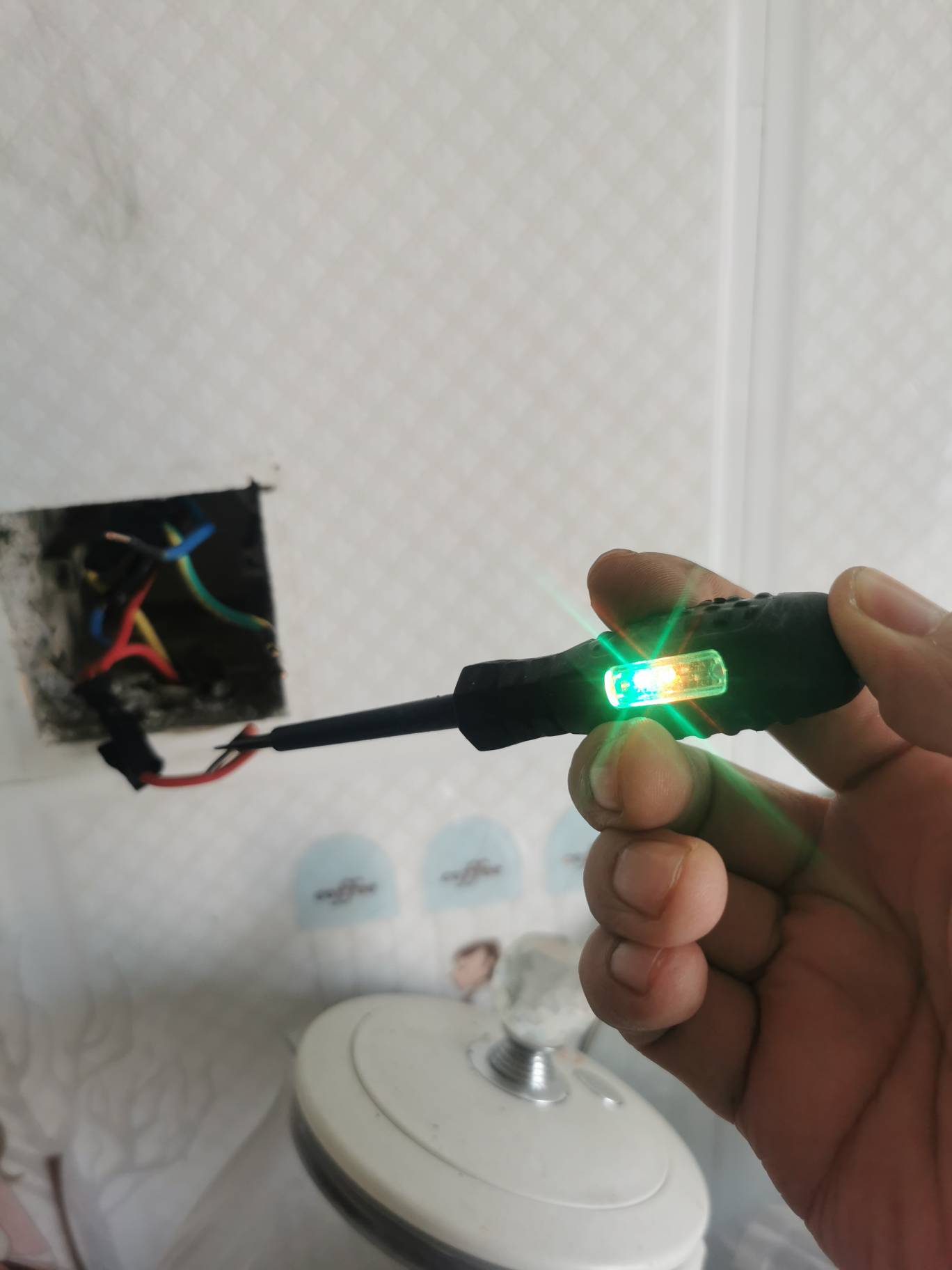 给我整无语了。这玩意儿我弄了快俩礼拜了。还是解决不了。

红色是火线
蓝色是零线
黄8 / 作者:龙飞呀 / 