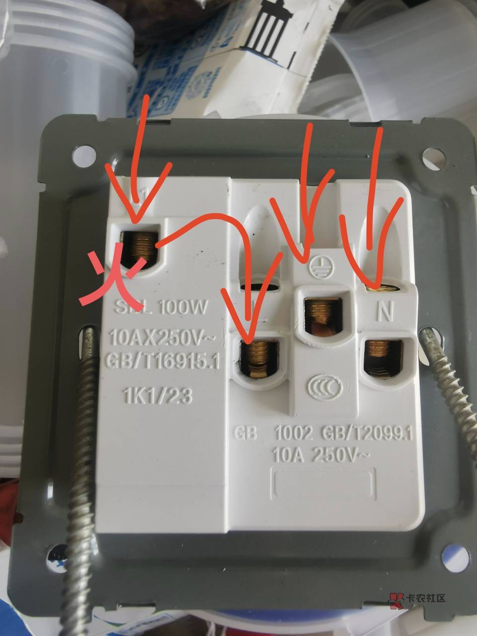 给我整无语了。这玩意儿我弄了快俩礼拜了。还是解决不了。

红色是火线
蓝色是零线
黄46 / 作者:似梦– / 