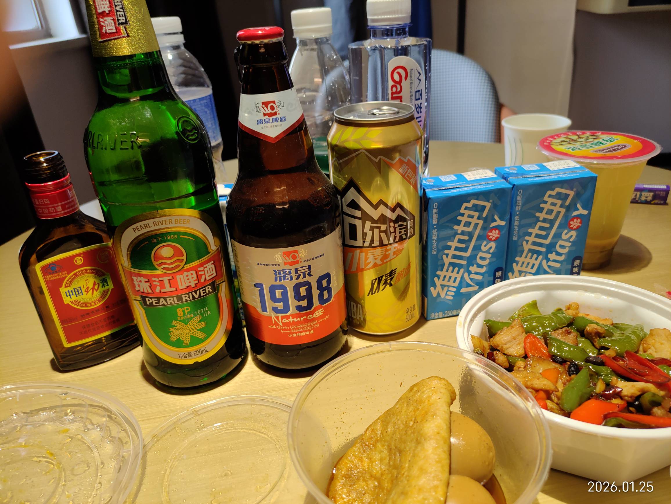 老哥们，从这个月4号到今天，已经住了20多天酒店了，天天最基本的开销房费加吃喝就要323 / 作者:红菜苔 / 