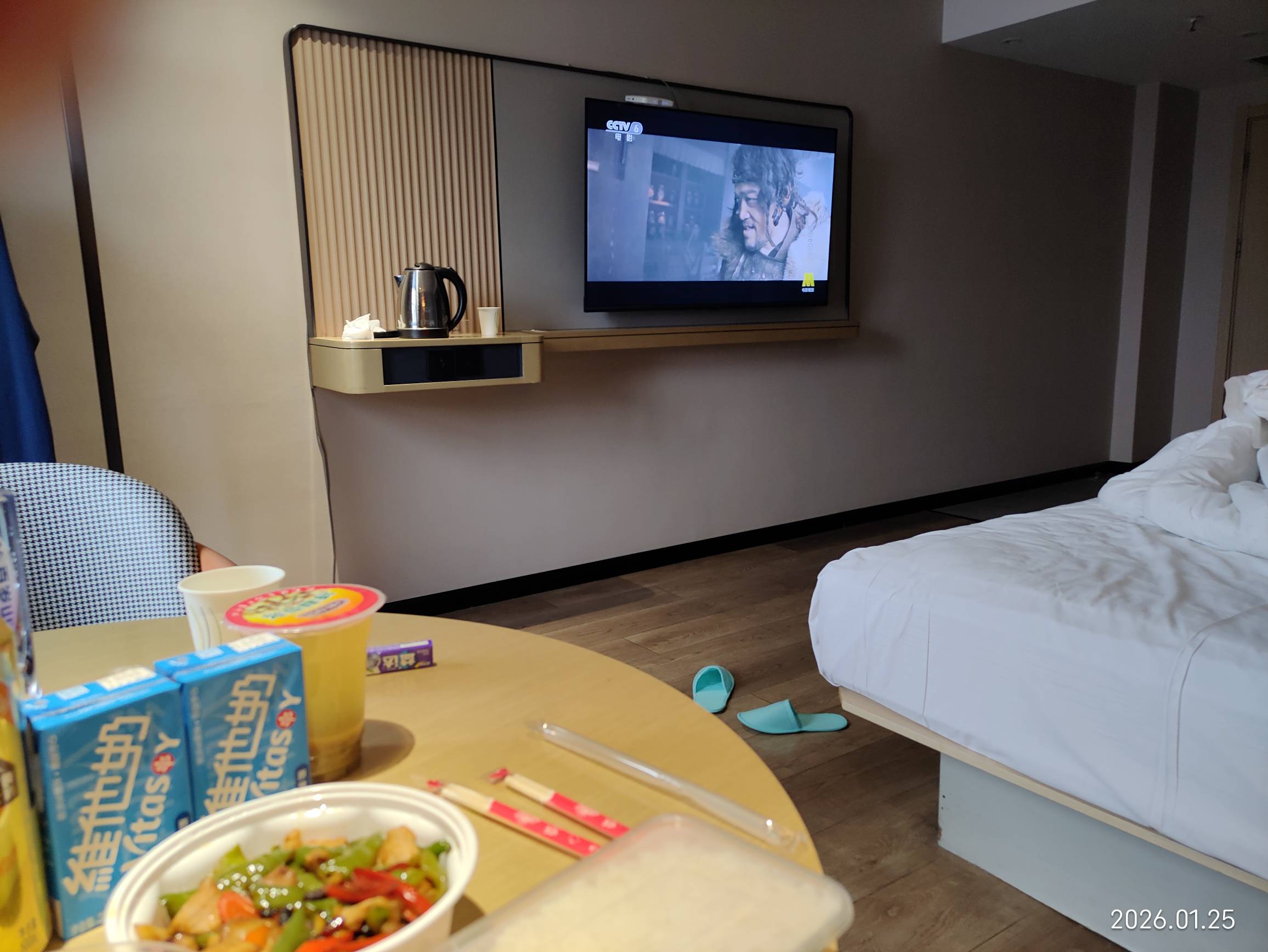 老哥们，从这个月4号到今天，已经住了20多天酒店了，天天最基本的开销房费加吃喝就要398 / 作者:红菜苔 / 