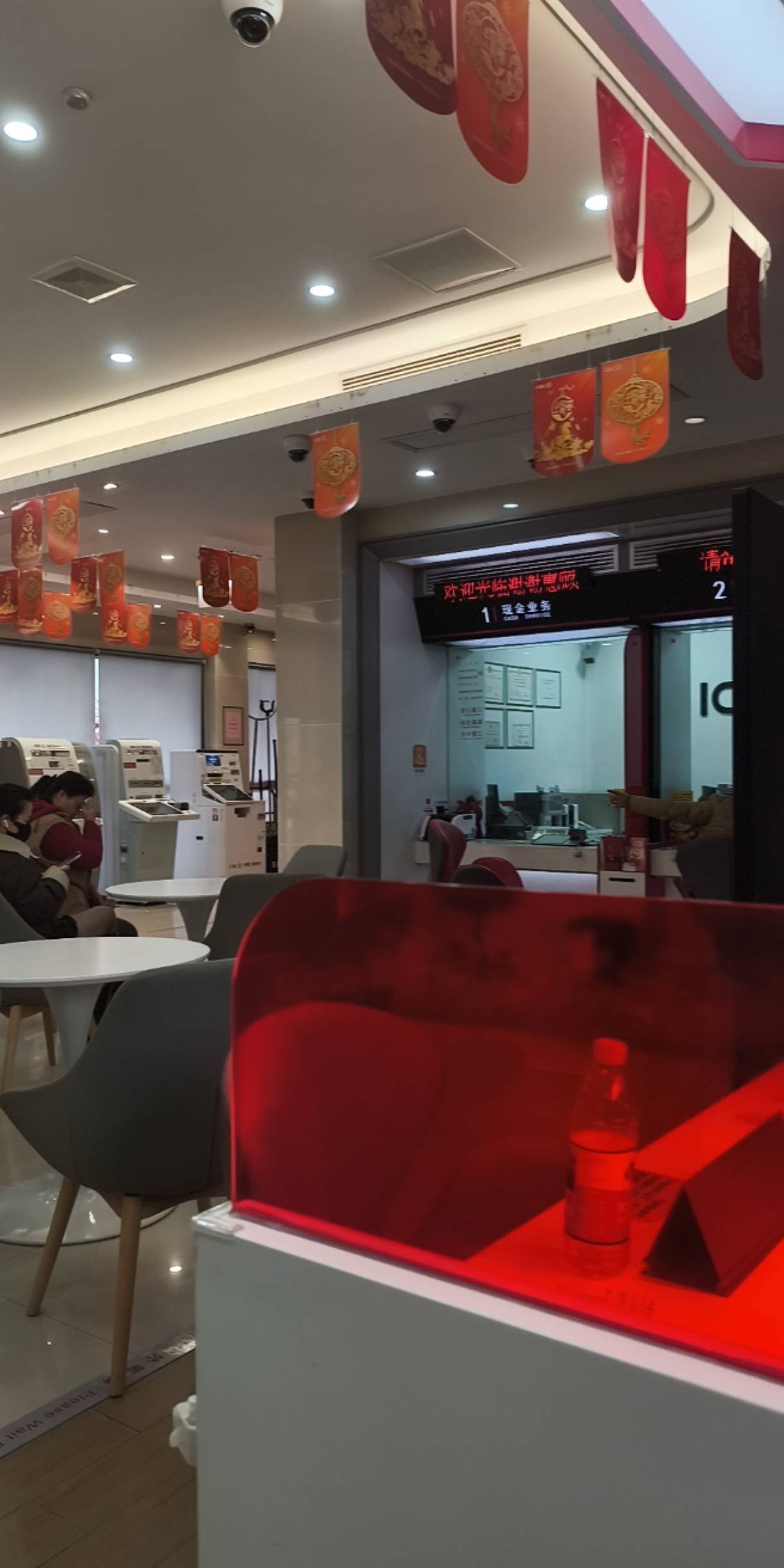 大战工行  卡wd两年直接过来销户 证券账户开一大堆问了到底干嘛了  经理男的还挺客气90 / 作者:涂家明针 / 