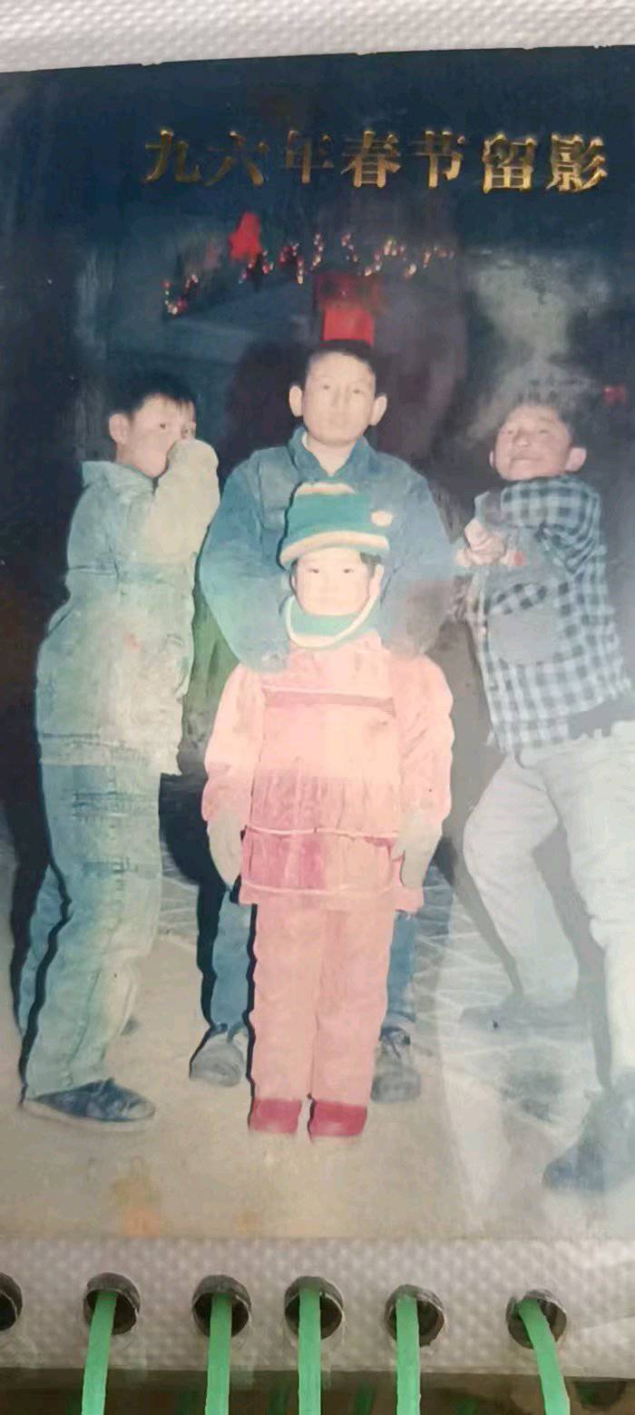 又马上过年了。一个人跑路6年了。六年不敢回家，只能看看照片，不知道弟弟妹妹们还好22 / 作者:回忆回忆2001 / 