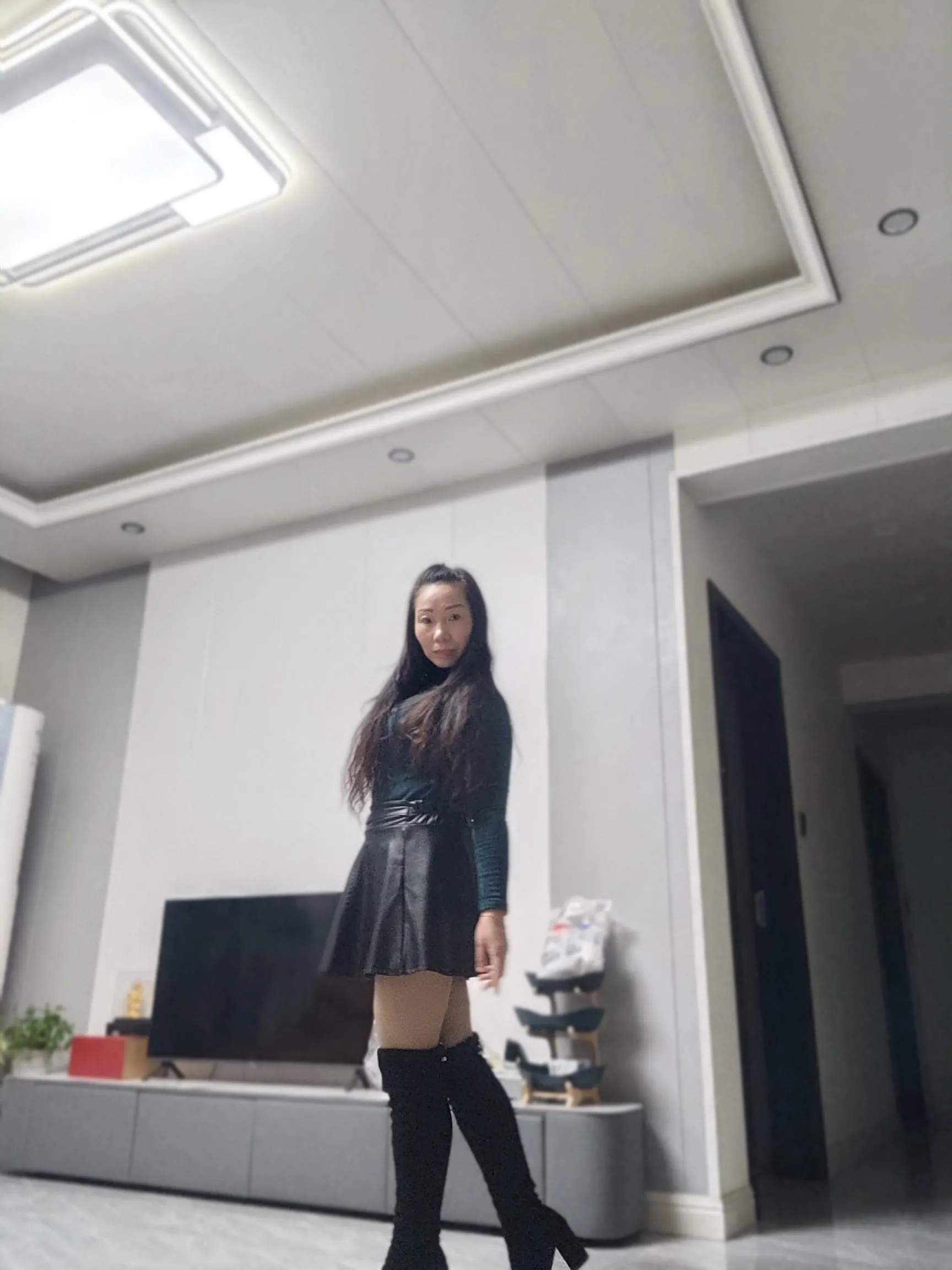 去了新厂进了工作群流水线负责人还挺润的，住的也不错



12 / 作者:马到成 / 