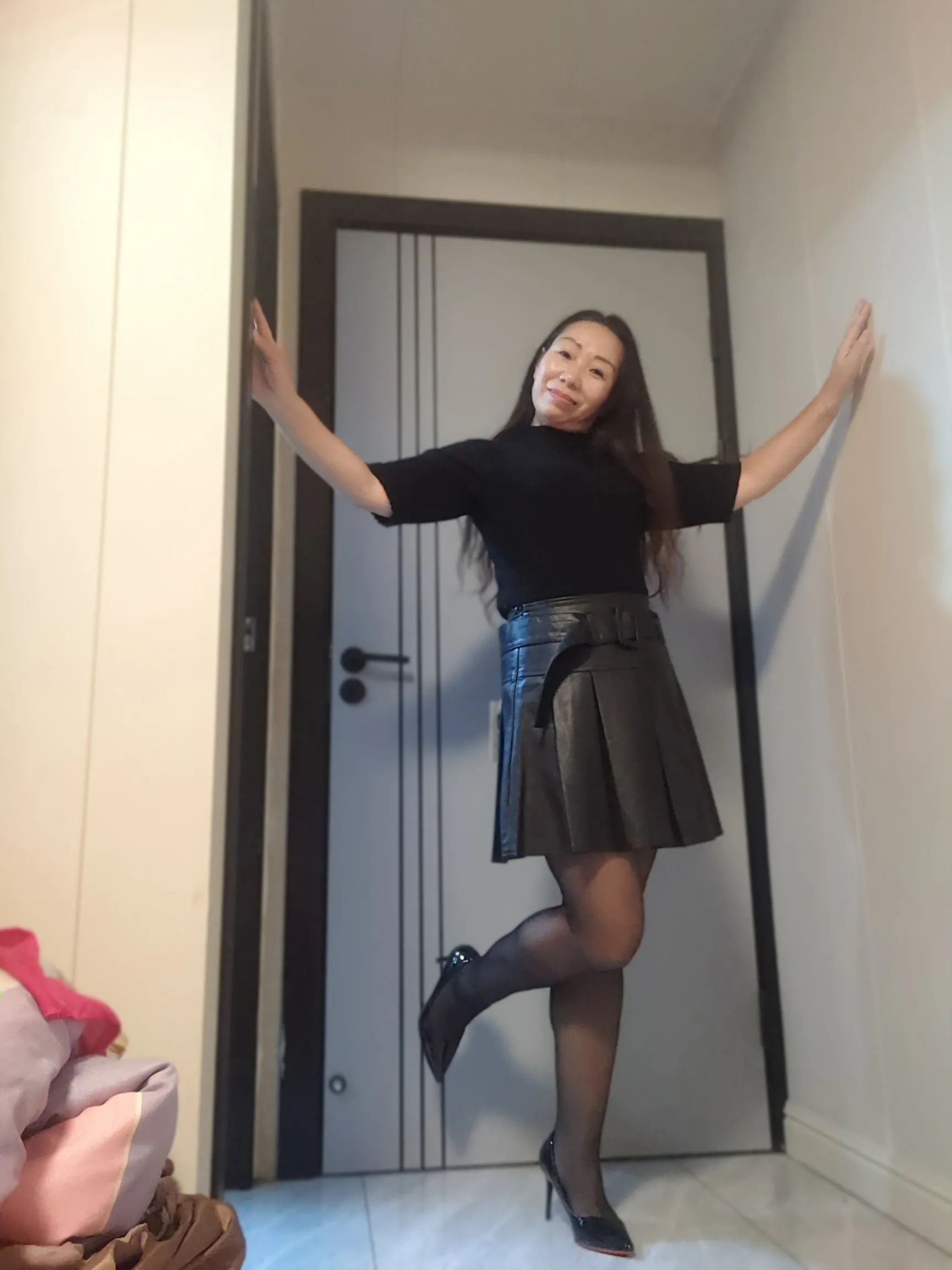 去了新厂进了工作群流水线负责人还挺润的，住的也不错



1 / 作者:马到成 / 