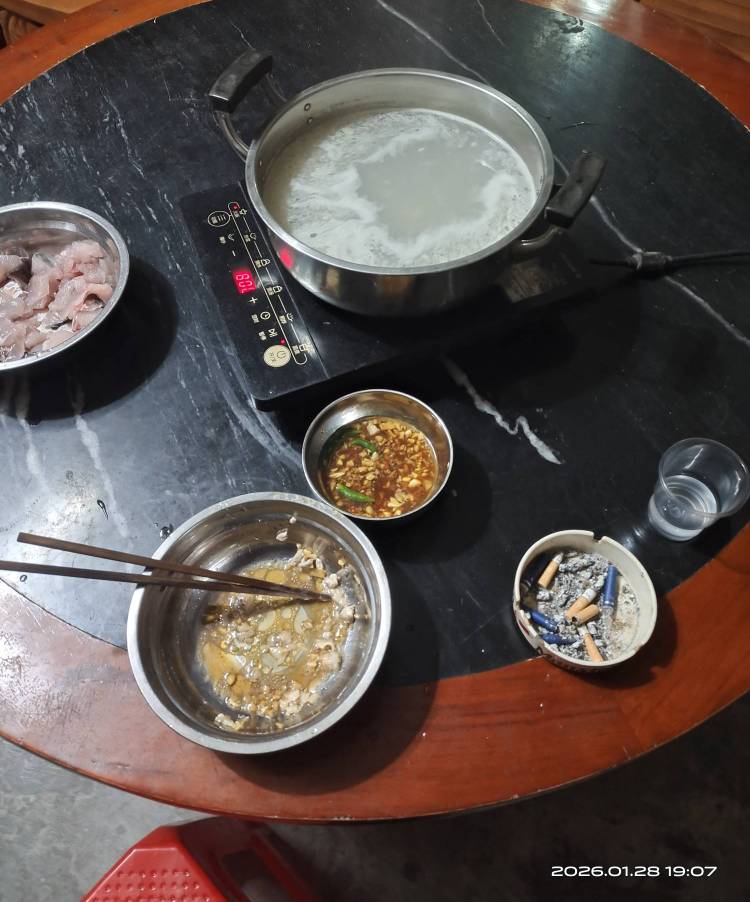 老哥们，救我，挂壁在老家一年了，只能买一条鱼＋一点自己种的蔬菜打火锅维持生活的样92 / 作者:挂壁哥 / 