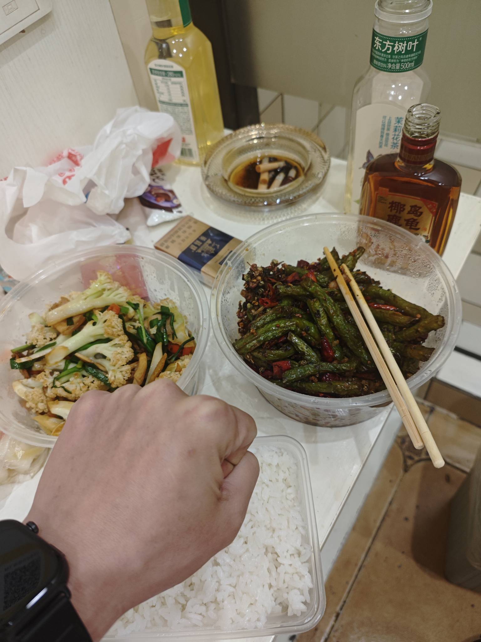 手势镇楼，过年回家至少需要2w，目前只有十分之一，该何去何从，每天就是醉生梦死，焦58 / 作者:口味王 / 