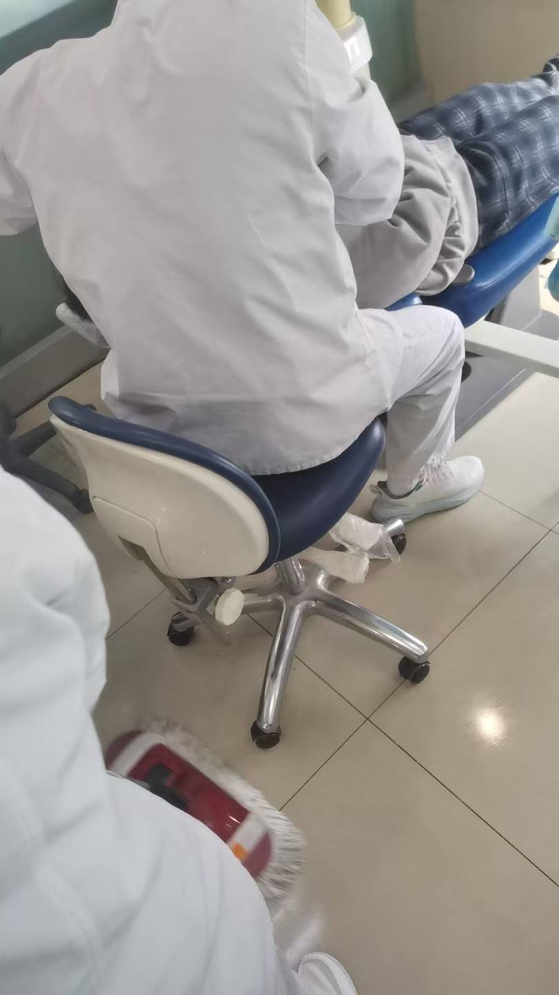 老哥们，拔过智齿不？前两个星期去拔的  一开始我以为是吃槟榔吃的，口腔出问题了。整41 / 作者:卡农小六子 / 