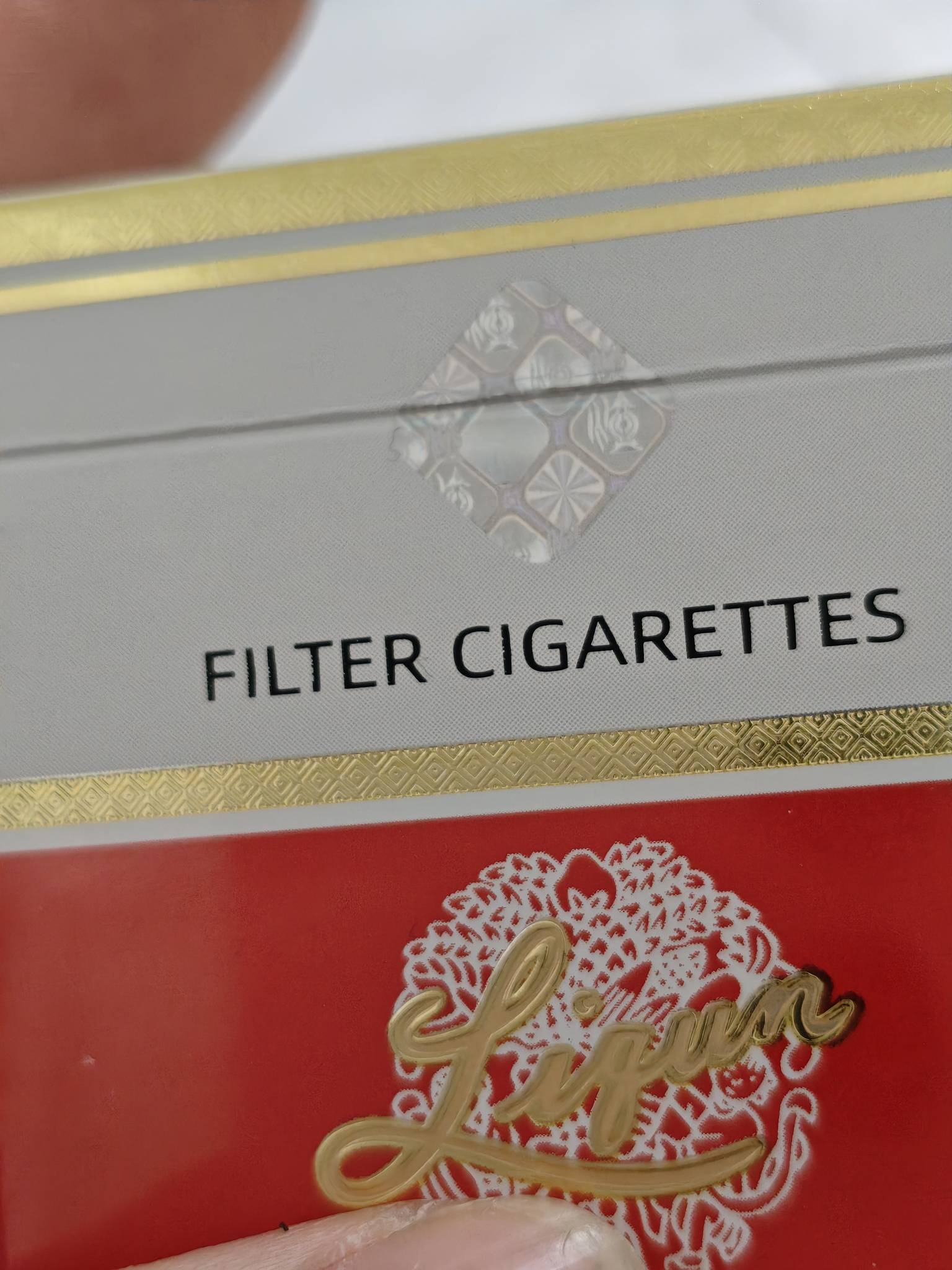 广东假烟真多啊，没带烟去干日结的厂门口买了包，抽了口就感觉不太对


85 / 作者:烫英涛 / 