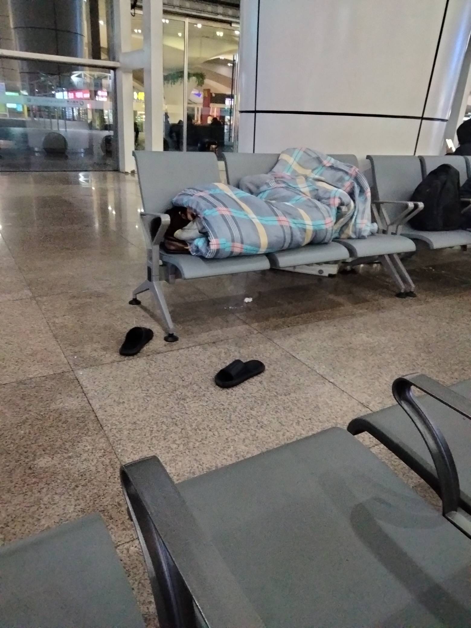 这才是真实的挂壁老哥，坐标广州南站，真担心他的拖鞋会被人捡走


65 / 作者:君子之交淡如水 / 